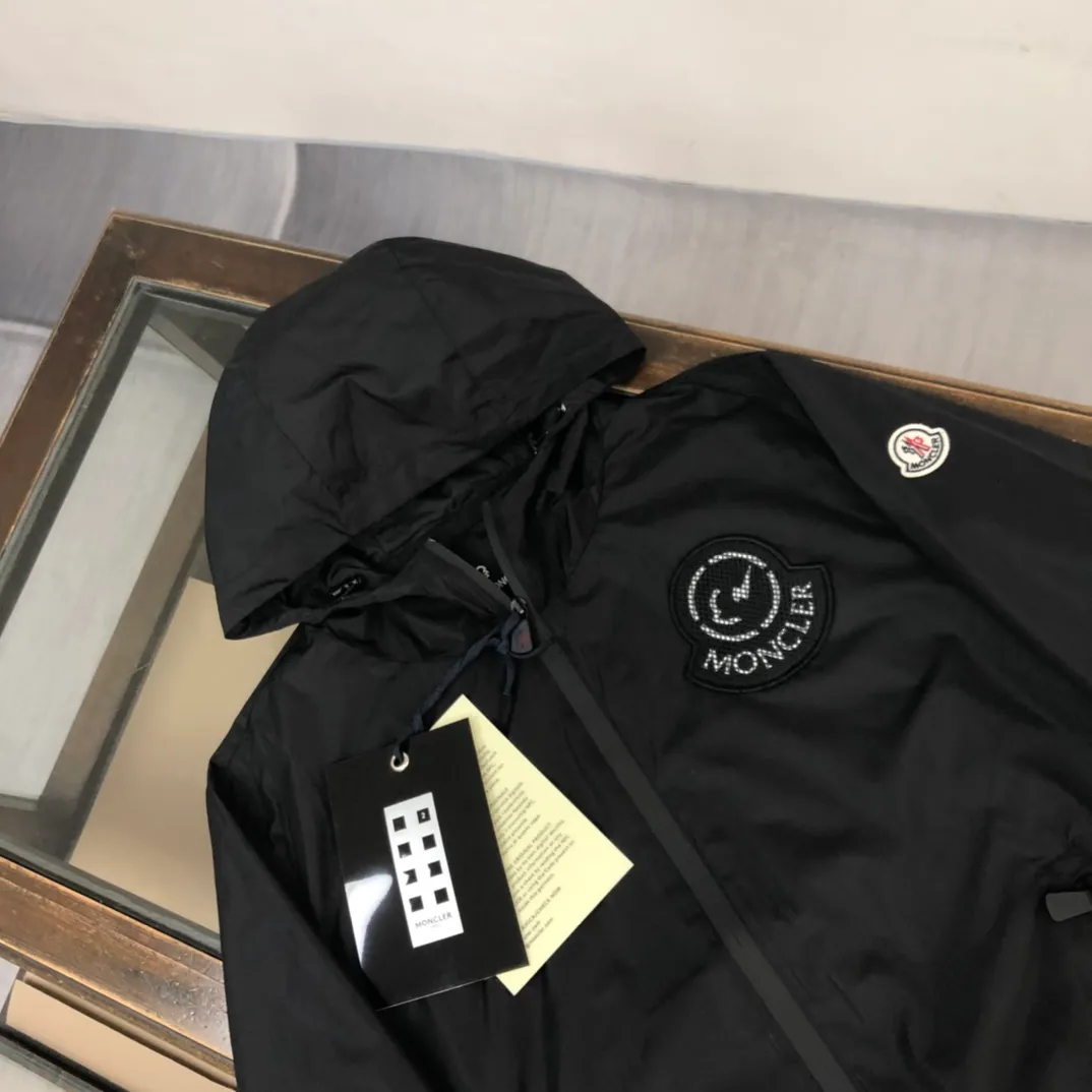 P430 Moncler masked jacket, windbreaker, coat! The upper is soft and comfortable, windproof and rainproof and super lightweight! The style is even more fashionable, the zipper is engraved with the logo, and various details highlight the quality! It can be worn as a jacket in spring and autumn, and it is very nice to use in concave shapes! Practical and versatile. Size: M-2XL