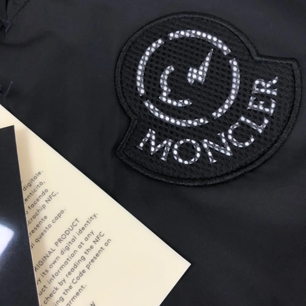 P430 Moncler masked jacket, windbreaker, coat! The upper is soft and comfortable, windproof and rainproof and super lightweight! The style is even more fashionable, the zipper is engraved with the logo, and various details highlight the quality! It can be worn as a jacket in spring and autumn, and it is very nice to use in concave shapes! Practical and versatile. Size: M-2XL