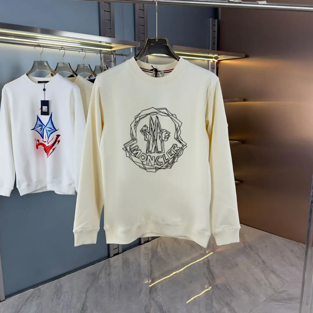 P210 high version sweatshirt) 📦With exclusive picture packaging📦 [Long-term ready stock] Upgraded version "Mobile phone smart sensor ~ NFC chip armband ~ Direct access to the official website anti-counterfeiting" 〖 𝐌𝐎𝐍𝐂𝐋𝐄𝐑 ~ Mouth covering〗 2025 new high quality, using 450g heavyweight fabric Different from the market currency, you can mix and match everything at will and you will be handsome😎The whole clothes is made of double waistcoats. The double waistcoats make the whole dress more three-dimensional. It is not an ordinary factory that can do such fine work. 2025 autumn and winter new style, on sale at the counter, exquisite printed round neck terry sweatshirt. High-end double-ply cotton. Customized stretch ribs are dyed in the same vat. Three standards are complete. It is matched with digital printing patterns and is very breathable. Same style for men and women. Color: black, white, apricot. Size: S M L XL 2XL