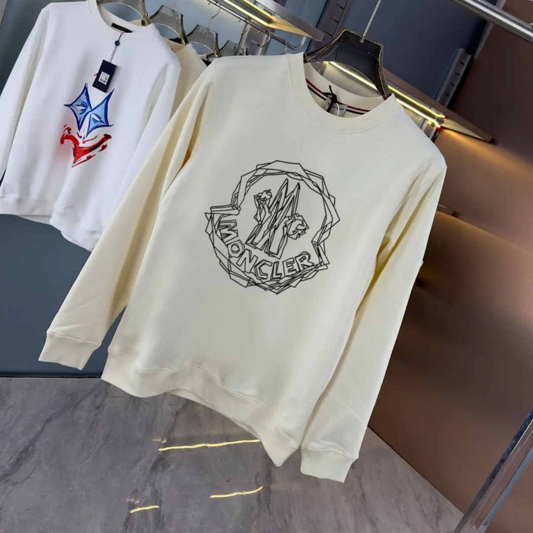 P210 high version sweatshirt) 📦With exclusive picture packaging📦 [Long-term ready stock] Upgraded version "Mobile phone smart sensor ~ NFC chip armband ~ Direct access to the official website anti-counterfeiting" 〖 𝐌𝐎𝐍𝐂𝐋𝐄𝐑 ~ Mouth covering〗 2025 new high quality, using 450g heavyweight fabric Different from the market currency, you can mix and match everything at will and you will be handsome😎The whole clothes is made of double waistcoats. The double waistcoats make the whole dress more three-dimensional. It is not an ordinary factory that can do such fine work. 2025 autumn and winter new style, on sale at the counter, exquisite printed round neck terry sweatshirt. High-end double-ply cotton. Customized stretch ribs are dyed in the same vat. Three standards are complete. It is matched with digital printing patterns and is very breathable. Same style for men and women. Color: black, white, apricot. Size: S M L XL 2XL