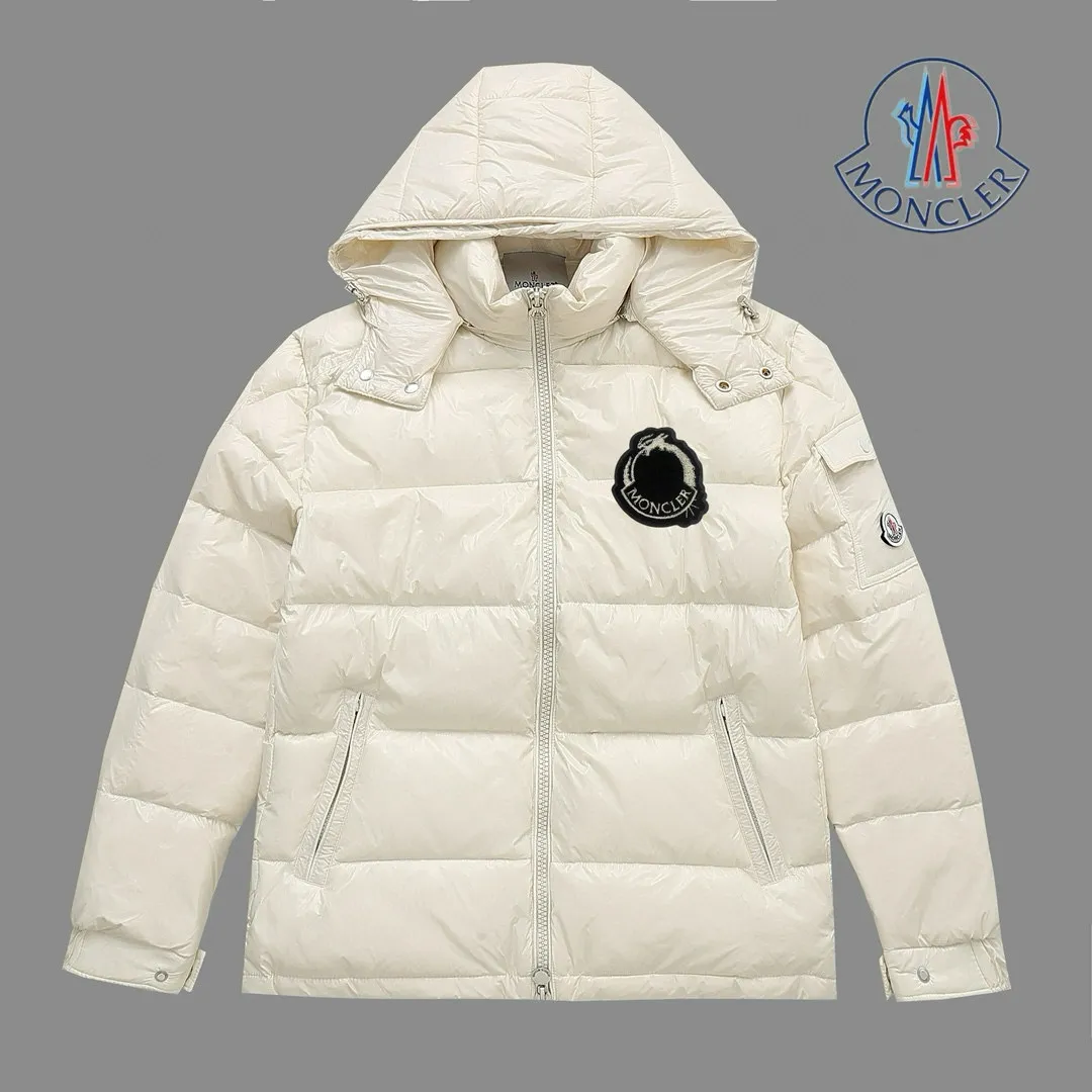 P720 MONCLER Meng Mouth Maya Down Jacket: Color/off-white, black Size: M. L. Zipper pendant with custom logo Fabric: 400D bright nylon, anti-fouling, anti-wrinkle, waterproof and windproof, very wear-resistant, breathable and comfortable.           Embroidery: Straight lines, smooth curves, dense and neat stitches, no jagged edges, flat embroidery surface, no skewed threads, consistent stitch length, no bottom exposed, no overlap, smooth embroidery surface, no ink marks and other stains. Advanced imported embroidery machines are used to ensure embroidery quality.