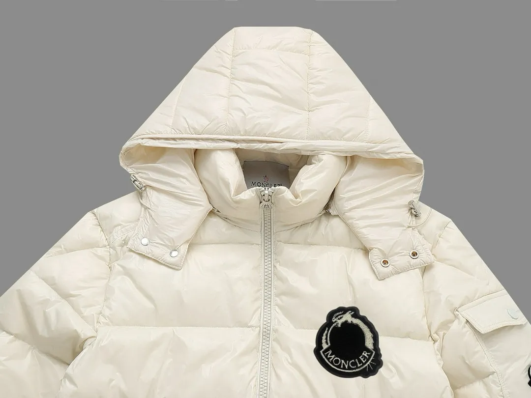 P720 MONCLER Meng Mouth Maya Down Jacket: Color/off-white, black Size: M. L. Zipper pendant with custom logo Fabric: 400D bright nylon, anti-fouling, anti-wrinkle, waterproof and windproof, very wear-resistant, breathable and comfortable.           Embroidery: Straight lines, smooth curves, dense and neat stitches, no jagged edges, flat embroidery surface, no skewed threads, consistent stitch length, no bottom exposed, no overlap, smooth embroidery surface, no ink marks and other stains. Advanced imported embroidery machines are used to ensure embroidery quality.