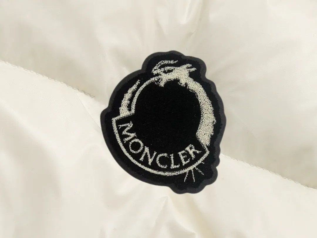P720 MONCLER Meng Mouth Maya Down Jacket: Color/off-white, black Size: M. L. Zipper pendant with custom logo Fabric: 400D bright nylon, anti-fouling, anti-wrinkle, waterproof and windproof, very wear-resistant, breathable and comfortable.           Embroidery: Straight lines, smooth curves, dense and neat stitches, no jagged edges, flat embroidery surface, no skewed threads, consistent stitch length, no bottom exposed, no overlap, smooth embroidery surface, no ink marks and other stains. Advanced imported embroidery machines are used to ensure embroidery quality.