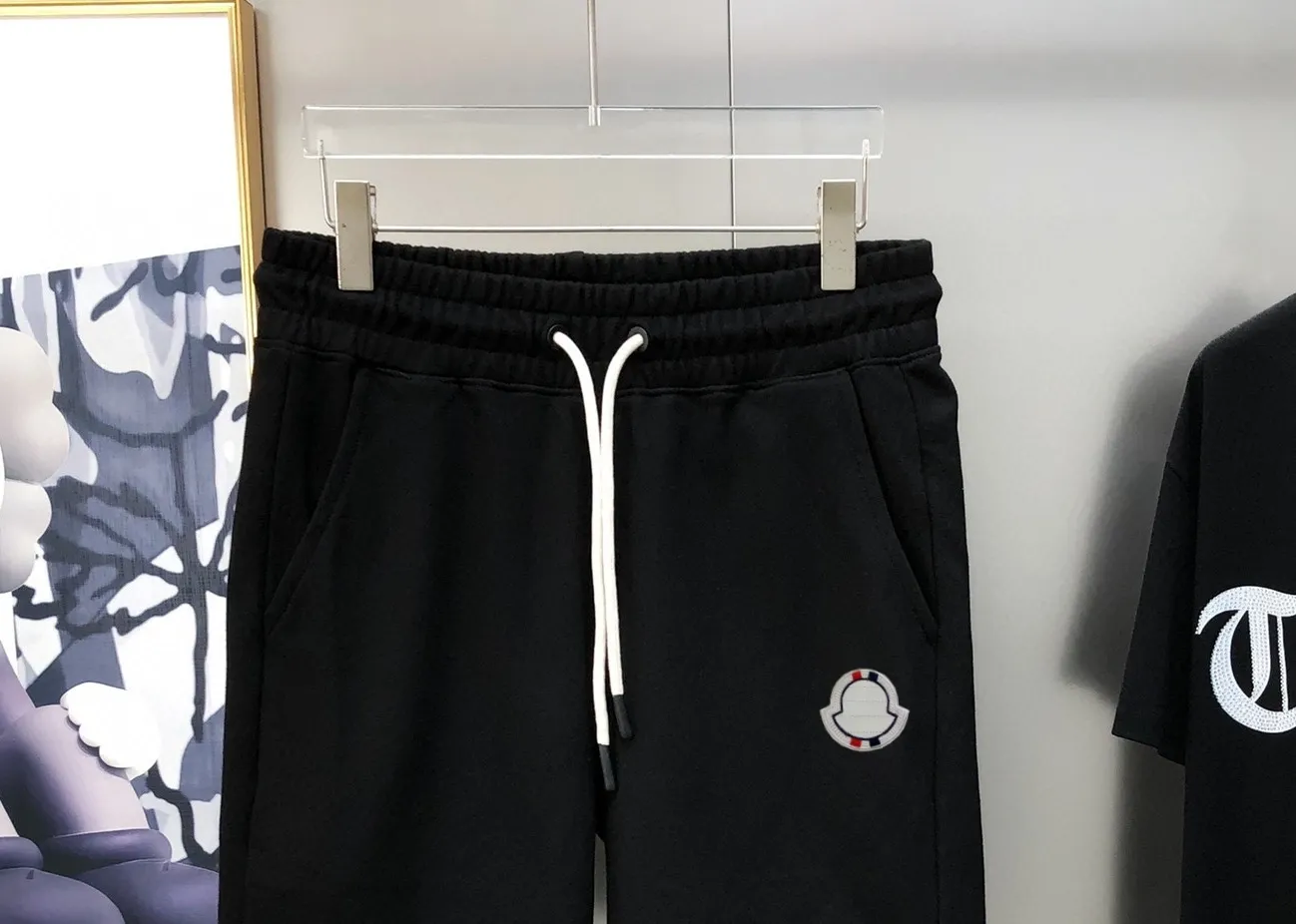 P230 Moncler SS new original men's casual shorts, the latest release on the official website of the counter ✨ High-end quality, simple, fashionable and elegant ✨ Classic logo LOGO design, customized original imported 100% cotton fabric, simple and elegant, versatile style, elegant and handsome upper body, brand new sense of sight! The details are all in place, no one is picky about the upper body, and you must pay for your own money. Size: S-XL (can wear up to 185 pounds, please state your height and weight when placing an order) Black Gray
