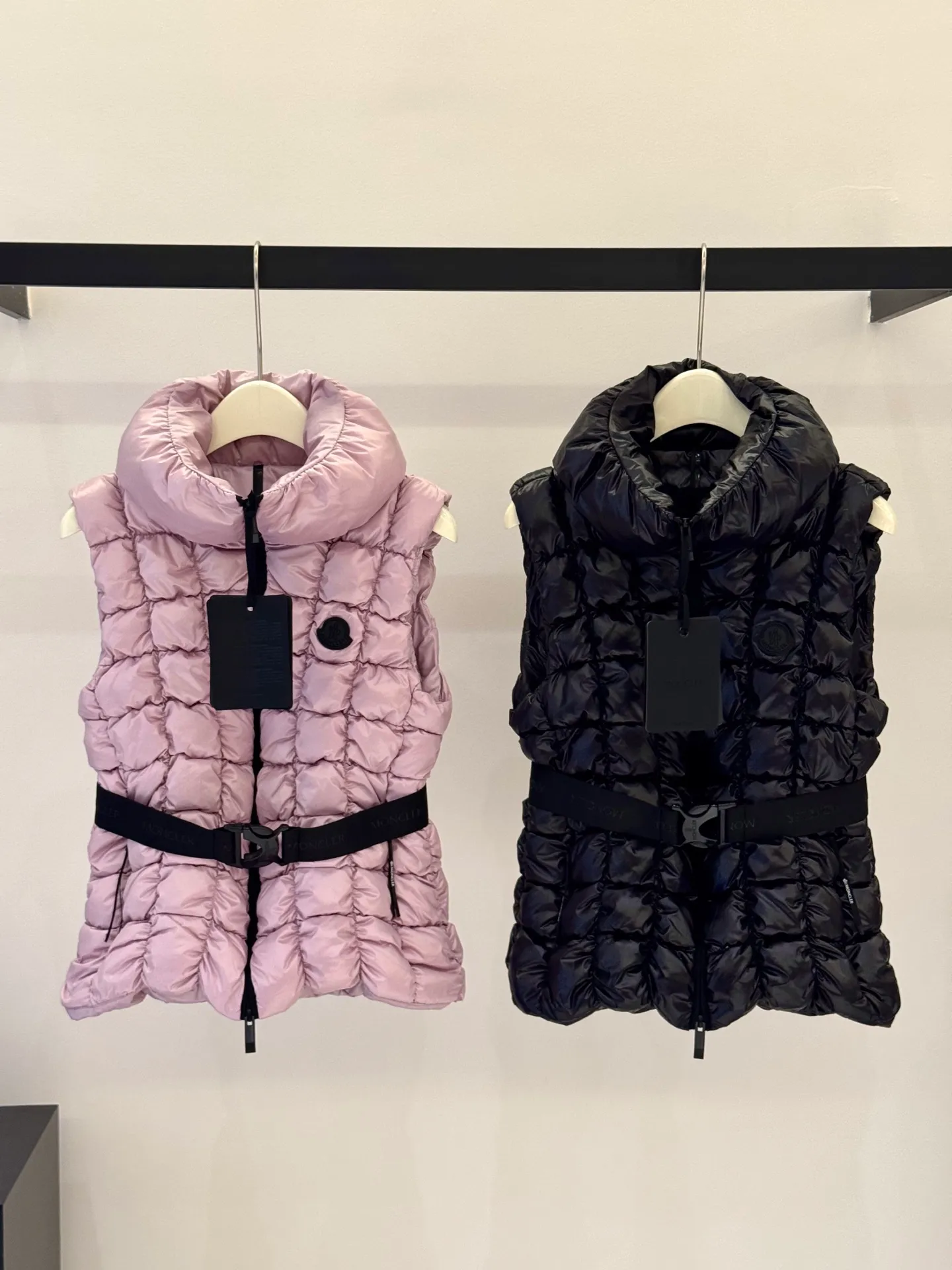 P780 Moncler25 new product Emilion women's square quilted down vest The Emilion down vest uses a square pattern to interpret geometric quilting, showing an eye-catching design. Made from nylon laqué fabric with an elastic waistband that accentuates the flared silhouette. Color: Pink Purple/Black Size: 0/1/2