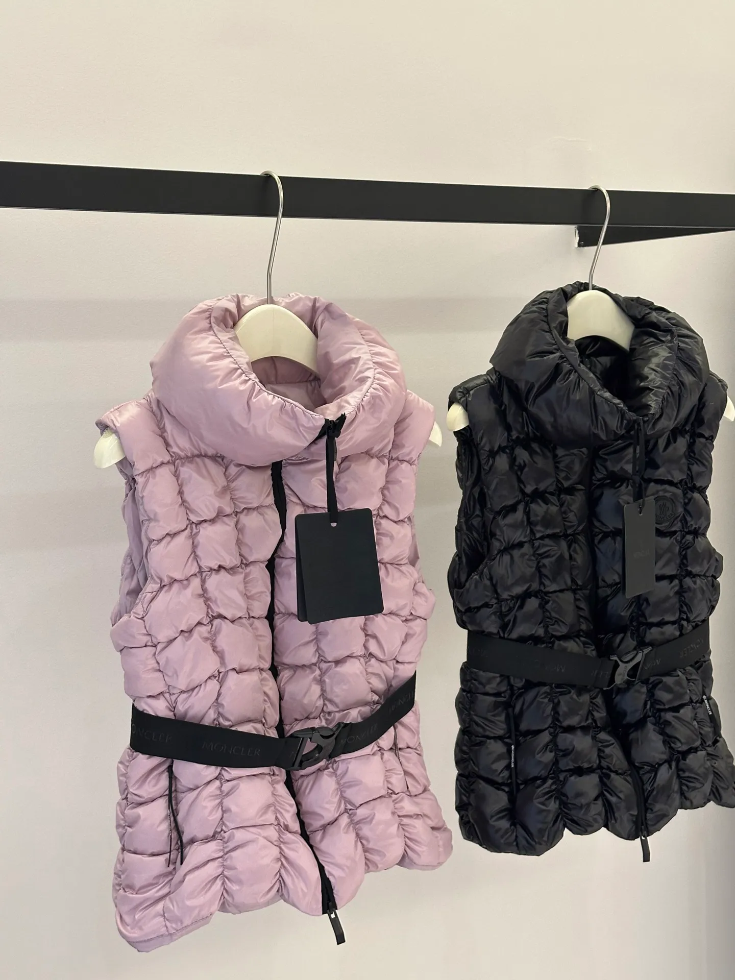 P780 Moncler25 new product Emilion women's square quilted down vest The Emilion down vest uses a square pattern to interpret geometric quilting, showing an eye-catching design. Made from nylon laqué fabric with an elastic waistband that accentuates the flared silhouette. Color: Pink Purple/Black Size: 0/1/2