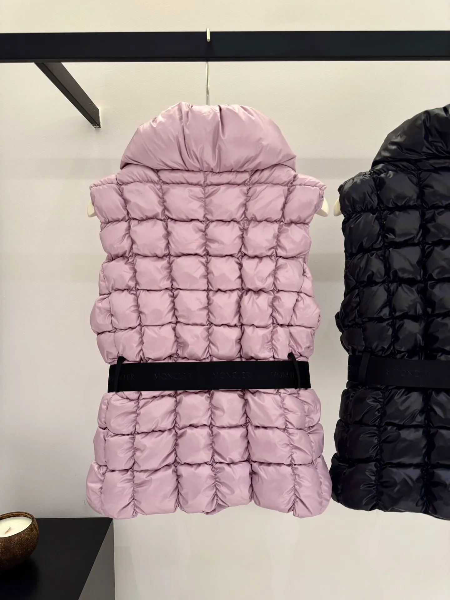 P780 Moncler25 new product Emilion women's square quilted down vest The Emilion down vest uses a square pattern to interpret geometric quilting, showing an eye-catching design. Made from nylon laqué fabric with an elastic waistband that accentuates the flared silhouette. Color: Pink Purple/Black Size: 0/1/2