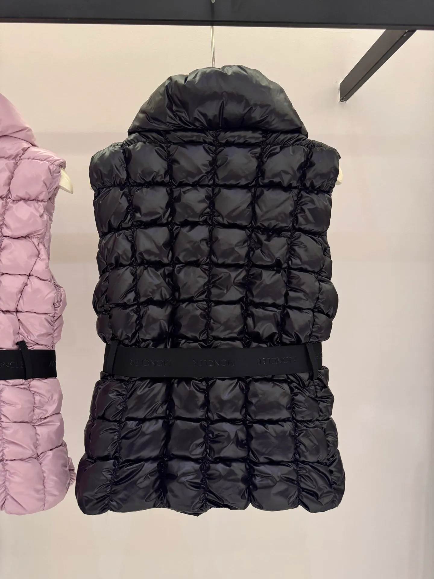 P780 Moncler25 new product Emilion women's square quilted down vest The Emilion down vest uses a square pattern to interpret geometric quilting, showing an eye-catching design. Made from nylon laqué fabric with an elastic waistband that accentuates the flared silhouette. Color: Pink Purple/Black Size: 0/1/2