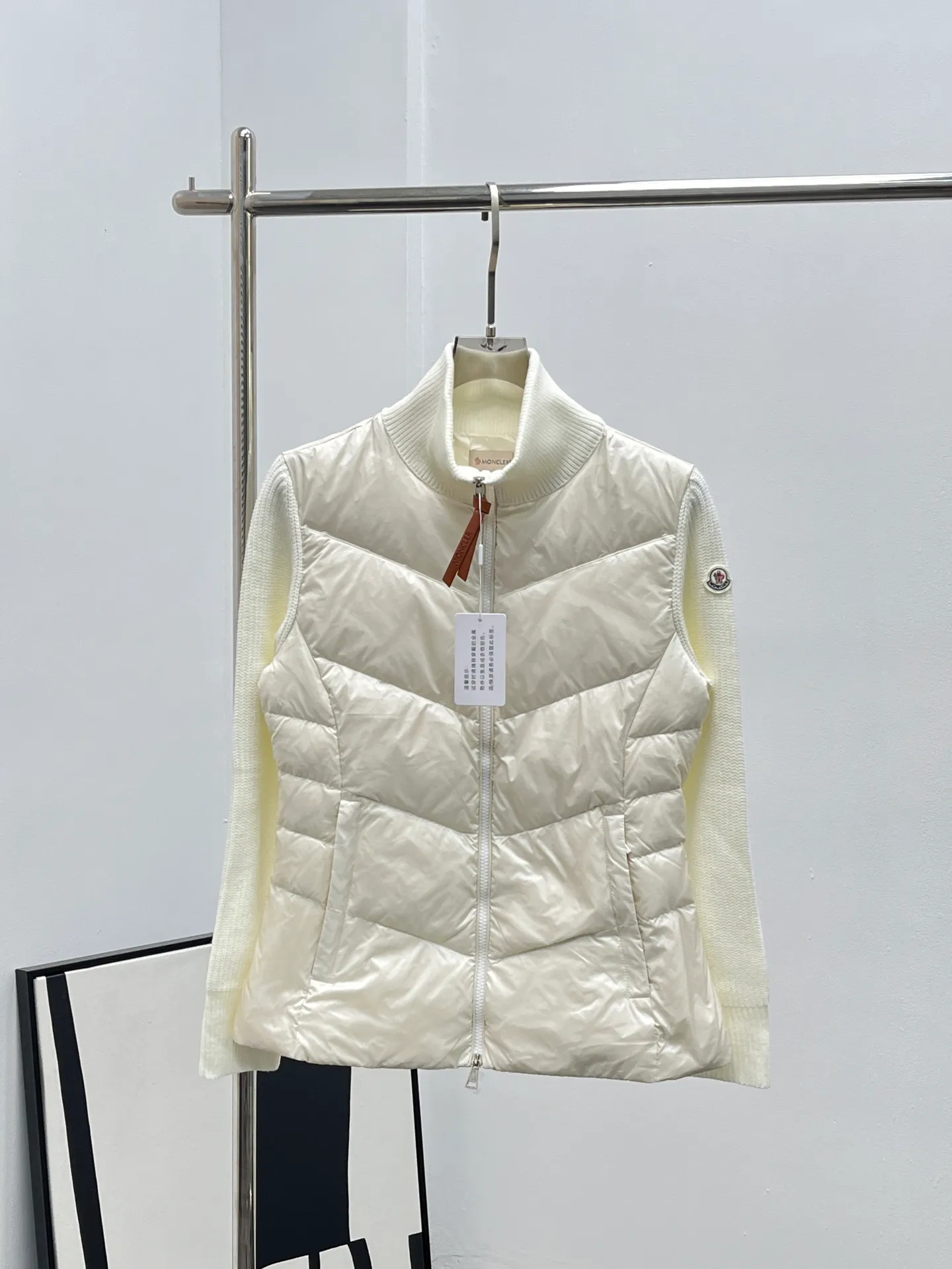 P880 Moncler 25 new stand collar wool knitted patchwork jacket single down! A must-have item for winter inner wear and early fall. The quilted short version with stand-up collar is versatile and easy to wear. The hidden small pocket design is age-reducing and fashionable. Original customized national standard 90 white goose down filling! Imported lightweight memory silk fabric is breathable and lightweight! Imported machine sewing line technology. The upper body is pure and handsome. Original hardware accessories, original mark, original label, 3 colors, 3 codes SML