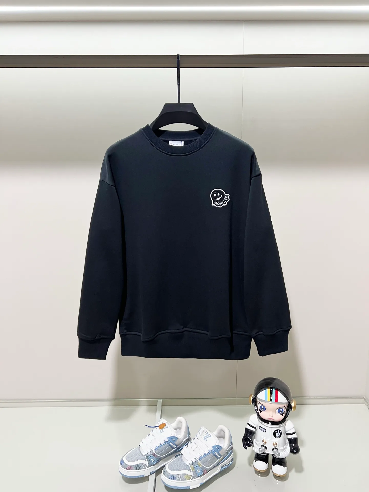 P220 MONCLER/Muzzle 420g pure cotton round neck sweatshirt Little monster 👿 Letter LOGO hair transplantation embroidery brand seal craftsmanship Official synchronization High version High quality Fashion personality Versatile trend Pure original quality Original fabric Hang tag Collar label Washed wheat Complete three standards Color: Black. White. Size: XS-L