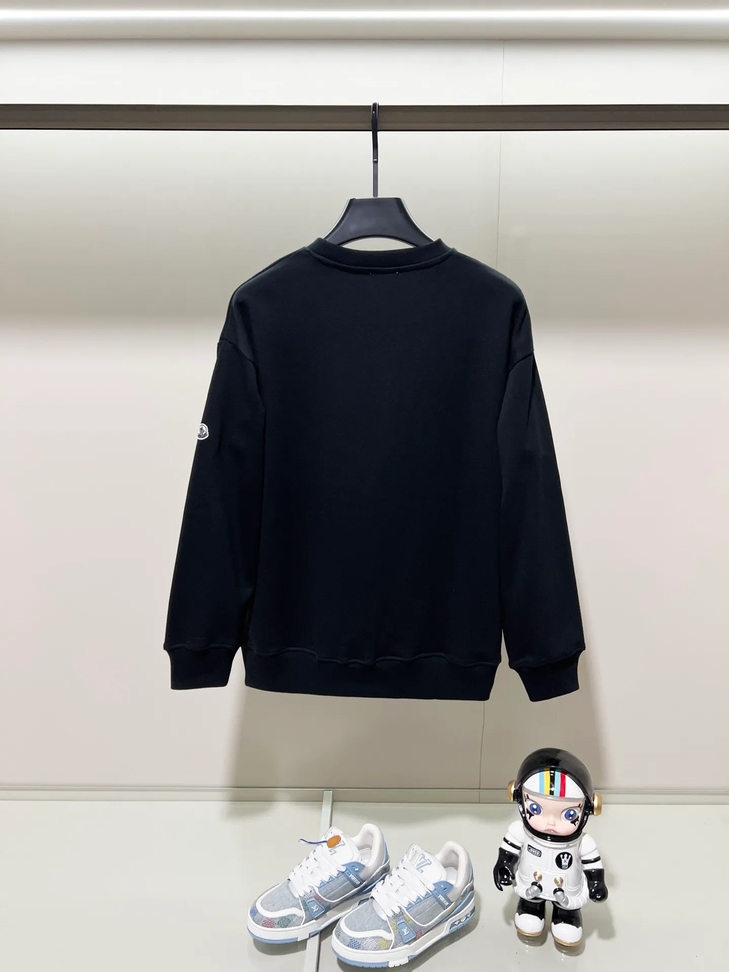 P220 MONCLER/Muzzle 420g pure cotton round neck sweatshirt Little monster 👿 Letter LOGO hair transplantation embroidery brand seal craftsmanship Official synchronization High version High quality Fashion personality Versatile trend Pure original quality Original fabric Hang tag Collar label Washed wheat Complete three standards Color: Black. White. Size: XS-L