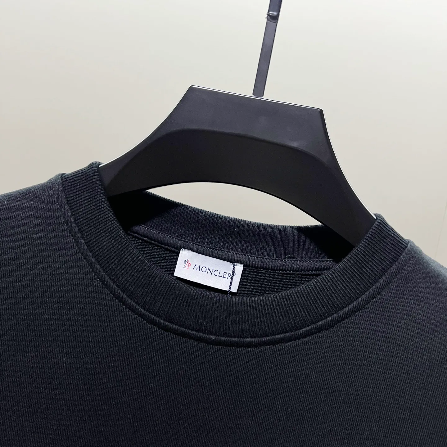 P220 MONCLER/Muzzle 420g pure cotton round neck sweatshirt Little monster 👿 Letter LOGO hair transplantation embroidery brand seal craftsmanship Official synchronization High version High quality Fashion personality Versatile trend Pure original quality Original fabric Hang tag Collar label Washed wheat Complete three standards Color: Black. White. Size: XS-L