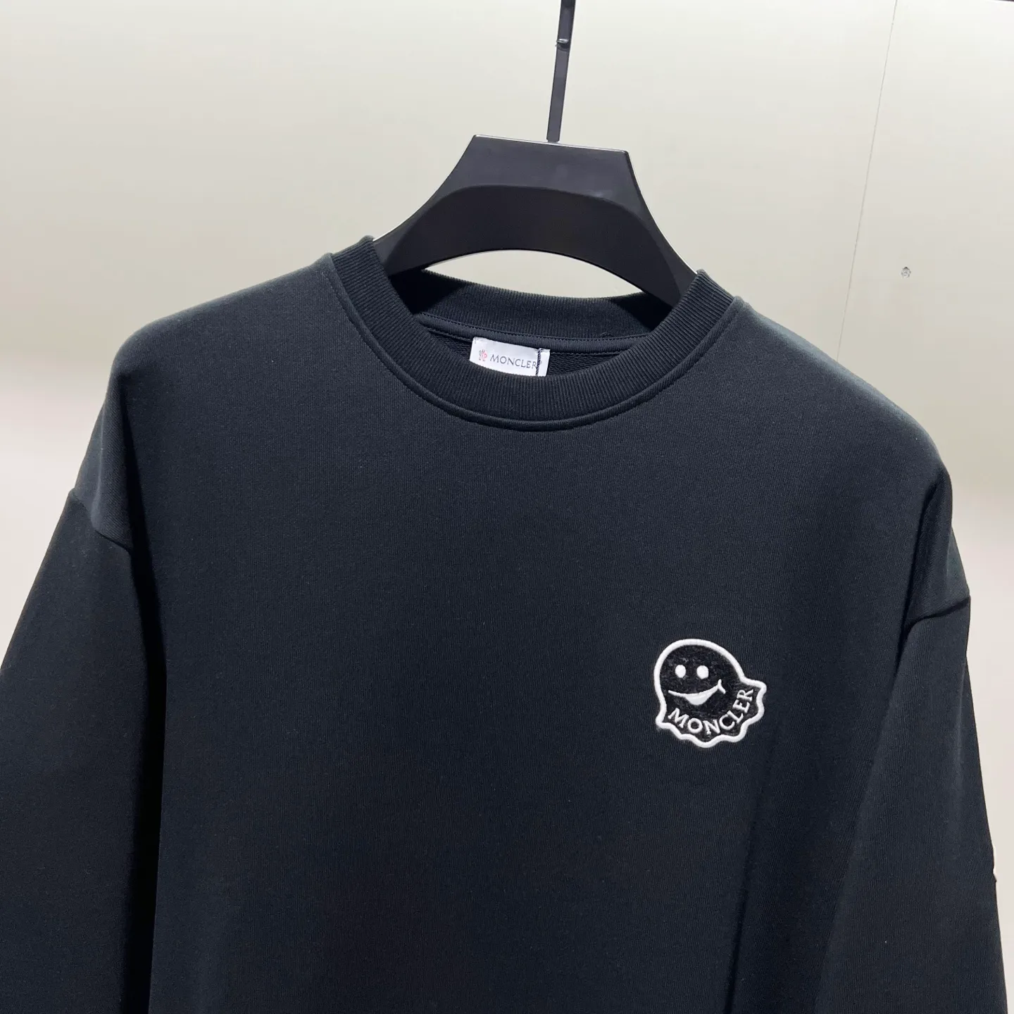 P220 MONCLER/Muzzle 420g pure cotton round neck sweatshirt Little monster 👿 Letter LOGO hair transplantation embroidery brand seal craftsmanship Official synchronization High version High quality Fashion personality Versatile trend Pure original quality Original fabric Hang tag Collar label Washed wheat Complete three standards Color: Black. White. Size: XS-L
