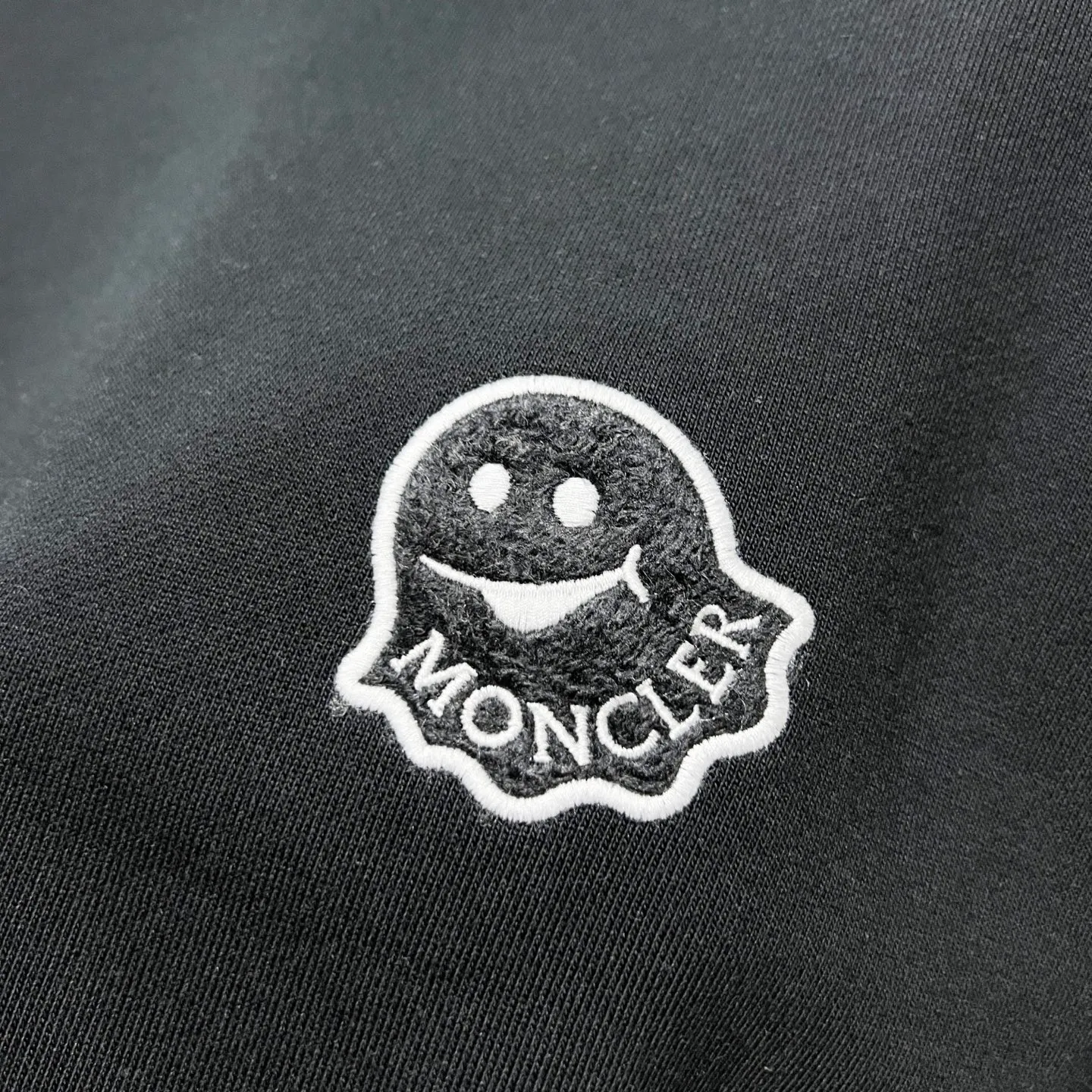 P220 MONCLER/Muzzle 420g pure cotton round neck sweatshirt Little monster 👿 Letter LOGO hair transplantation embroidery brand seal craftsmanship Official synchronization High version High quality Fashion personality Versatile trend Pure original quality Original fabric Hang tag Collar label Washed wheat Complete three standards Color: Black. White. Size: XS-L
