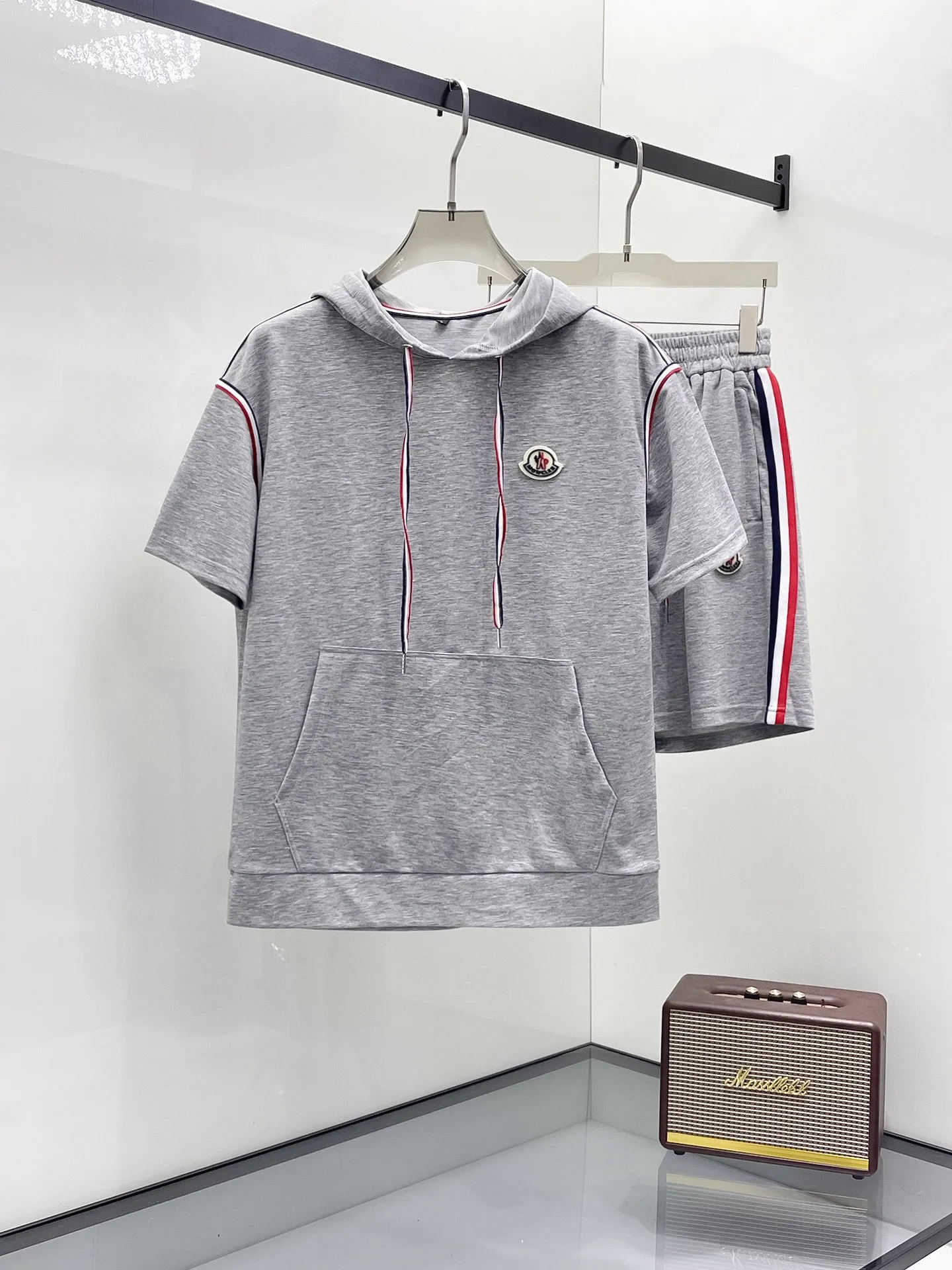 P560 Brand [MONCLER Mouth Covered] 2025 round neck short-sleeved shorts suit. The pure cotton fabric upper body will not be stuffy, the smooth and comfortable skin-friendly effect is more breathable, the fabric has its own texture, classic logo technology, a new interpretation from a unique angle, the first choice for fashion and versatility! Size: M-3XL (maximum wear: 190 pounds)