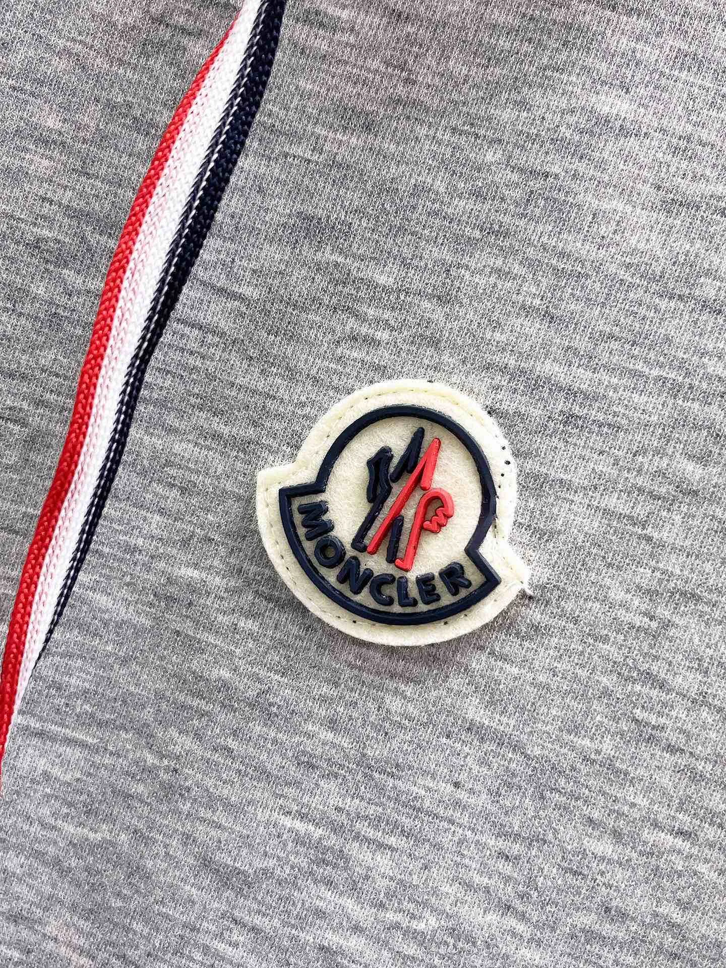 P560 Brand [MONCLER Mouth Covered] 2025 round neck short-sleeved shorts suit. The pure cotton fabric upper body will not be stuffy, the smooth and comfortable skin-friendly effect is more breathable, the fabric has its own texture, classic logo technology, a new interpretation from a unique angle, the first choice for fashion and versatility! Size: M-3XL (maximum wear: 190 pounds)