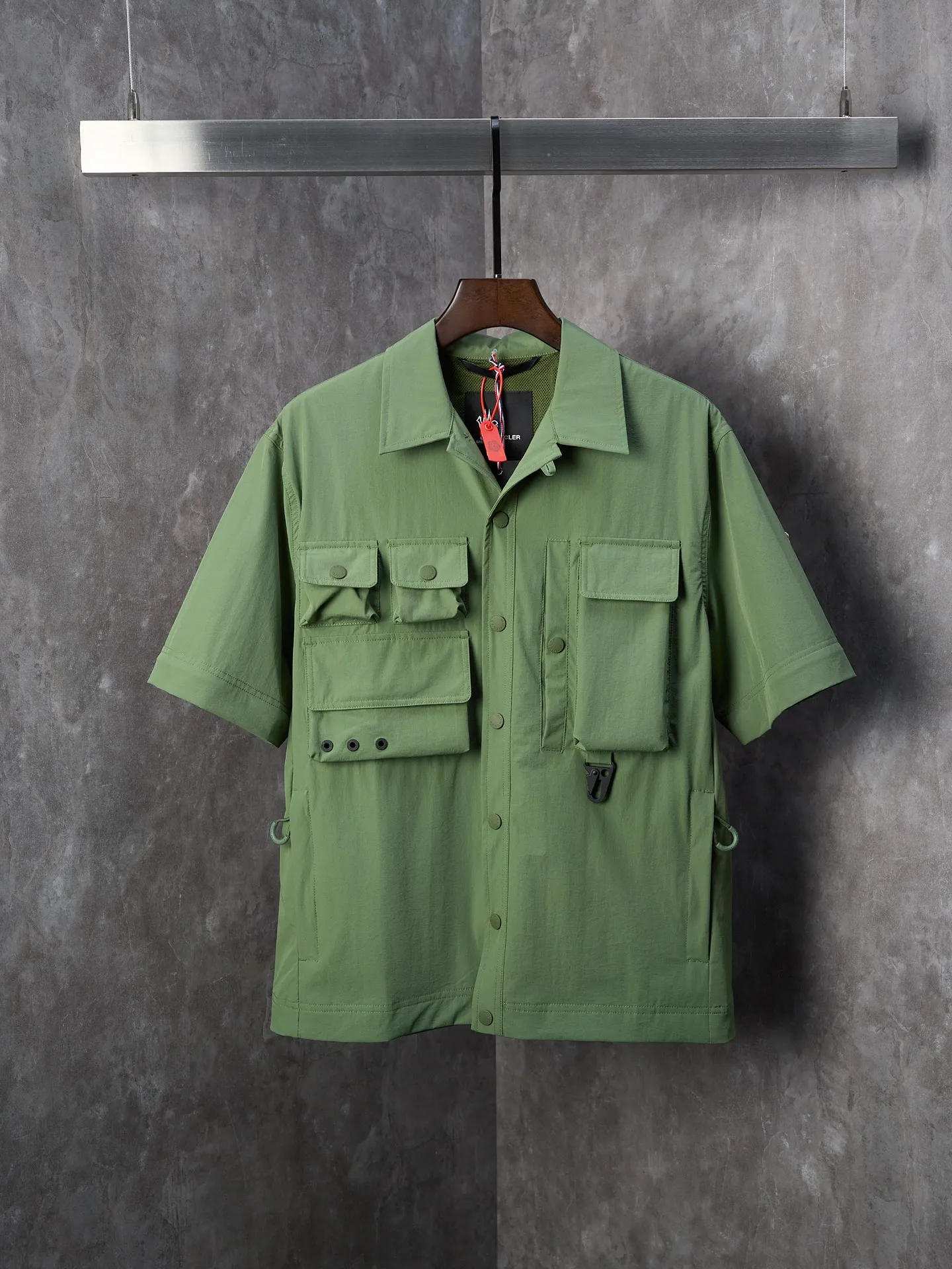 P620 Actual hanging auction】Moncler/Mask Grenoble multi-pocket detachable sleeves multi-functional outdoor jacket [Ready stock] 1 2 3 4 Functions: Detachable sleeve splicing Style can be switched at will Customized and dyed double stretch mercerized poplin Customized dyed soft mesh pongee Excellent texture Comfortable and close to the skin Dark green inspired by plant texture The color is taken from sage leaves soaked in morning dew Precision narrative of functional pocket system Balance of function and aesthetics The iconic Moncler logo appears on the sleeves and is highly recognizable. The triangular logo of the same color is hidden into the fabric texture like the imprint in the undercurrent of the deep sea. It is extremely invisible. The detachable sleeve design allows for diversified outfits. The style can be switched at will. It is chic and noble. It takes into account the balance between outdoor practicality and urban aesthetics. Leading the fashion. Using three-in-one technology, the glue is evenly coated on the surface of the substrate that needs to be combined, and then dried and solidified. Then the substrate coated with the film is laminated with the non-woven fabric, and then cooled and solidified, and then laminated with the filter non-woven fabric. The work is cumbersome and complex, time-consuming and labor-intensive. Embossing composite technology uses computer scanning to ensure that the imprint size and shape are consistent with the original. Then use special glue as an adhesive to combine and solidify to achieve complete dryness and the best bonding effect. CNC laser burning and cutting is used. Based on the high-energy characteristics of the laser, the moving path of the laser beam is precisely controlled by the laser generator to achieve precise cutting of the shape of the piece. Template machine bag opening. Preset templates guide the position, shape and size of the bag. The accuracy ensures the quality of the bag opening effect. The infrared machine is used to tack buttons. The position is more precise. Strong and loose fit.
