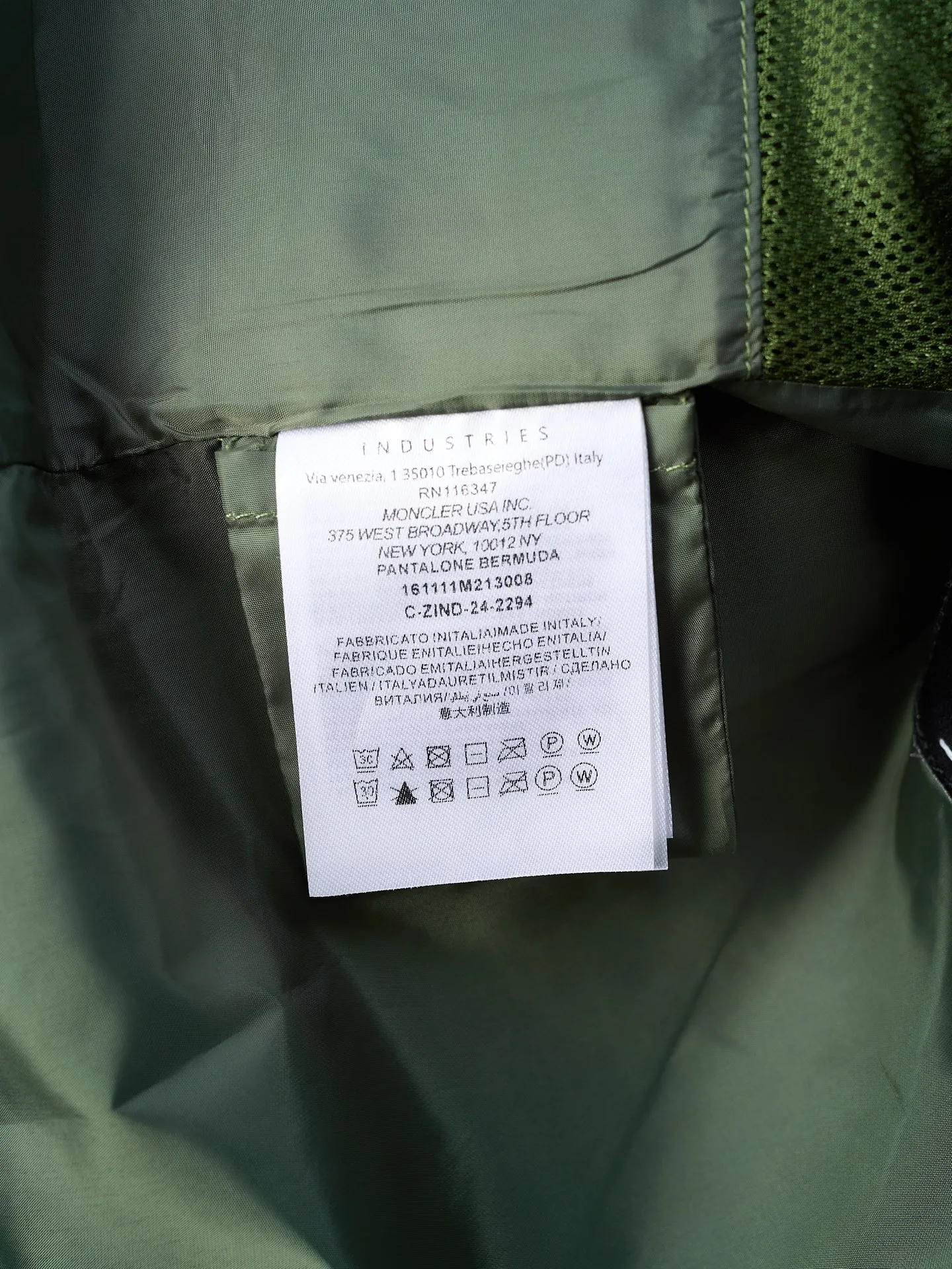 P620 Actual hanging auction】Moncler/Mask Grenoble multi-pocket detachable sleeves multi-functional outdoor jacket [Ready stock] 1 2 3 4 Functions: Detachable sleeve splicing Style can be switched at will Customized and dyed double stretch mercerized poplin Customized dyed soft mesh pongee Excellent texture Comfortable and close to the skin Dark green inspired by plant texture The color is taken from sage leaves soaked in morning dew Precision narrative of functional pocket system Balance of function and aesthetics The iconic Moncler logo appears on the sleeves and is highly recognizable. The triangular logo of the same color is hidden into the fabric texture like the imprint in the undercurrent of the deep sea. It is extremely invisible. The detachable sleeve design allows for diversified outfits. The style can be switched at will. It is chic and noble. It takes into account the balance between outdoor practicality and urban aesthetics. Leading the fashion. Using three-in-one technology, the glue is evenly coated on the surface of the substrate that needs to be combined, and then dried and solidified. Then the substrate coated with the film is laminated with the non-woven fabric, and then cooled and solidified, and then laminated with the filter non-woven fabric. The work is cumbersome and complex, time-consuming and labor-intensive. Embossing composite technology uses computer scanning to ensure that the imprint size and shape are consistent with the original. Then use special glue as an adhesive to combine and solidify to achieve complete dryness and the best bonding effect. CNC laser burning and cutting is used. Based on the high-energy characteristics of the laser, the moving path of the laser beam is precisely controlled by the laser generator to achieve precise cutting of the shape of the piece. Template machine bag opening. Preset templates guide the position, shape and size of the bag. The accuracy ensures the quality of the bag opening effect. The infrared machine is used to tack buttons. The position is more precise. Strong and loose fit.