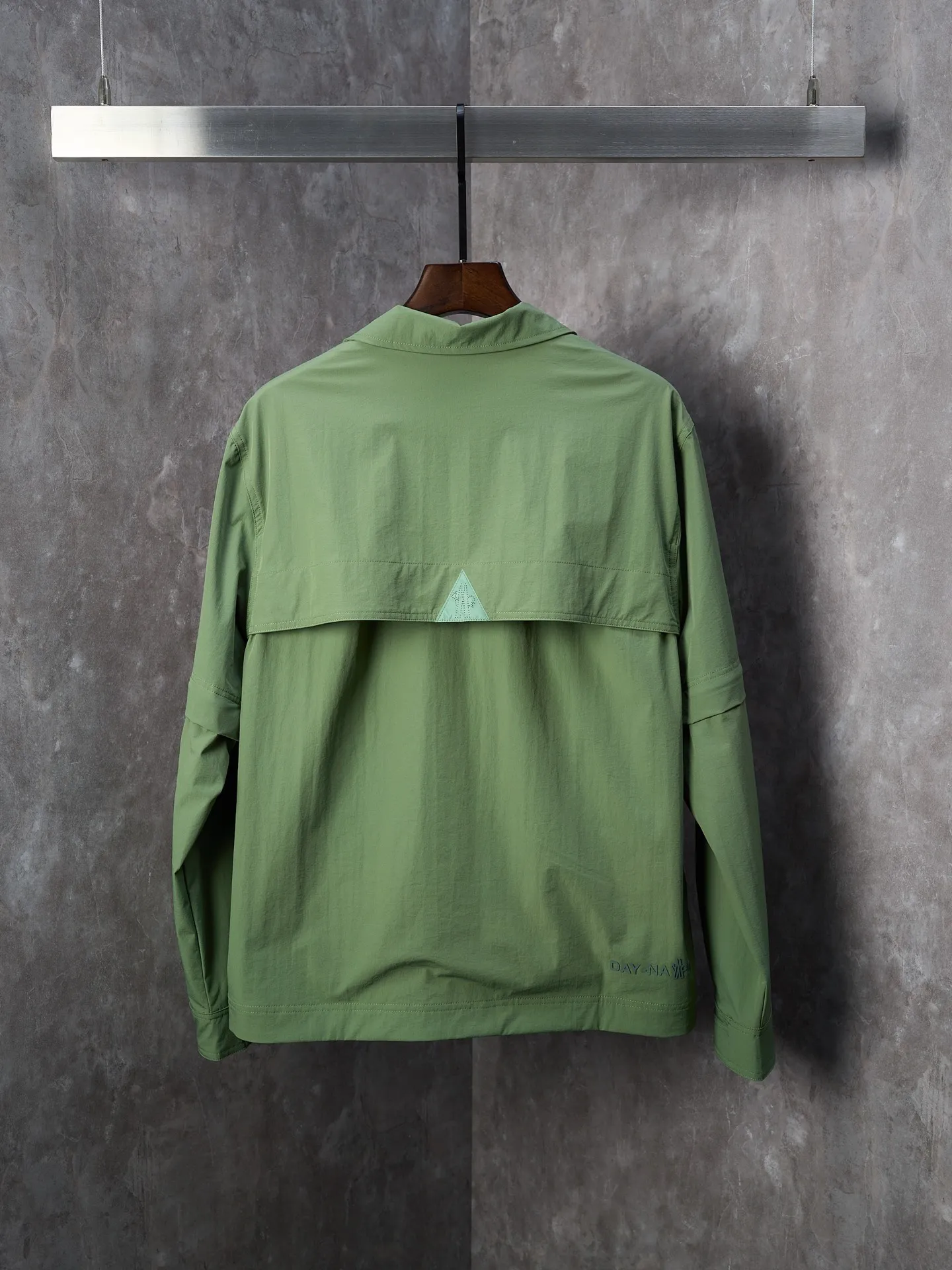 P620 Actual hanging auction】Moncler/Mask Grenoble multi-pocket detachable sleeves multi-functional outdoor jacket [Ready stock] 1 2 3 4 Functions: Detachable sleeve splicing Style can be switched at will Customized and dyed double stretch mercerized poplin Customized dyed soft mesh pongee Excellent texture Comfortable and close to the skin Dark green inspired by plant texture The color is taken from sage leaves soaked in morning dew Precision narrative of functional pocket system Balance of function and aesthetics The iconic Moncler logo appears on the sleeves and is highly recognizable. The triangular logo of the same color is hidden into the fabric texture like the imprint in the undercurrent of the deep sea. It is extremely invisible. The detachable sleeve design allows for diversified outfits. The style can be switched at will. It is chic and noble. It takes into account the balance between outdoor practicality and urban aesthetics. Leading the fashion. Using three-in-one technology, the glue is evenly coated on the surface of the substrate that needs to be combined, and then dried and solidified. Then the substrate coated with the film is laminated with the non-woven fabric, and then cooled and solidified, and then laminated with the filter non-woven fabric. The work is cumbersome and complex, time-consuming and labor-intensive. Embossing composite technology uses computer scanning to ensure that the imprint size and shape are consistent with the original. Then use special glue as an adhesive to combine and solidify to achieve complete dryness and the best bonding effect. CNC laser burning and cutting is used. Based on the high-energy characteristics of the laser, the moving path of the laser beam is precisely controlled by the laser generator to achieve precise cutting of the shape of the piece. Template machine bag opening. Preset templates guide the position, shape and size of the bag. The accuracy ensures the quality of the bag opening effect. The infrared machine is used to tack buttons. The position is more precise. Strong and loose fit.