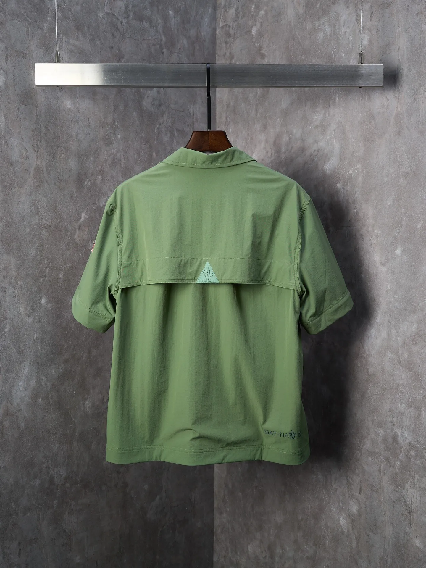 P620 Actual hanging auction】Moncler/Mask Grenoble multi-pocket detachable sleeves multi-functional outdoor jacket [Ready stock] 1 2 3 4 Functions: Detachable sleeve splicing Style can be switched at will Customized and dyed double stretch mercerized poplin Customized dyed soft mesh pongee Excellent texture Comfortable and close to the skin Dark green inspired by plant texture The color is taken from sage leaves soaked in morning dew Precision narrative of functional pocket system Balance of function and aesthetics The iconic Moncler logo appears on the sleeves and is highly recognizable. The triangular logo of the same color is hidden into the fabric texture like the imprint in the undercurrent of the deep sea. It is extremely invisible. The detachable sleeve design allows for diversified outfits. The style can be switched at will. It is chic and noble. It takes into account the balance between outdoor practicality and urban aesthetics. Leading the fashion. Using three-in-one technology, the glue is evenly coated on the surface of the substrate that needs to be combined, and then dried and solidified. Then the substrate coated with the film is laminated with the non-woven fabric, and then cooled and solidified, and then laminated with the filter non-woven fabric. The work is cumbersome and complex, time-consuming and labor-intensive. Embossing composite technology uses computer scanning to ensure that the imprint size and shape are consistent with the original. Then use special glue as an adhesive to combine and solidify to achieve complete dryness and the best bonding effect. CNC laser burning and cutting is used. Based on the high-energy characteristics of the laser, the moving path of the laser beam is precisely controlled by the laser generator to achieve precise cutting of the shape of the piece. Template machine bag opening. Preset templates guide the position, shape and size of the bag. The accuracy ensures the quality of the bag opening effect. The infrared machine is used to tack buttons. The position is more precise. Strong and loose fit.