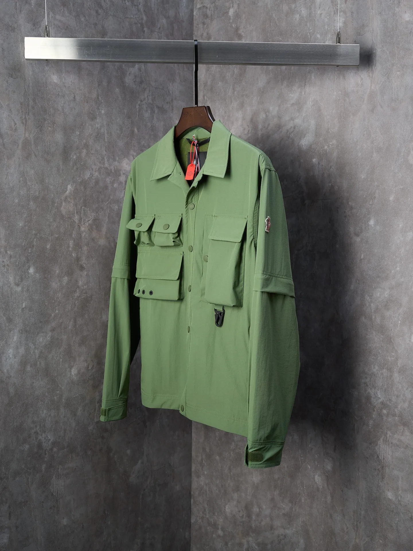P620 Actual hanging auction】Moncler/Mask Grenoble multi-pocket detachable sleeves multi-functional outdoor jacket [Ready stock] 1 2 3 4 Functions: Detachable sleeve splicing Style can be switched at will Customized and dyed double stretch mercerized poplin Customized dyed soft mesh pongee Excellent texture Comfortable and close to the skin Dark green inspired by plant texture The color is taken from sage leaves soaked in morning dew Precision narrative of functional pocket system Balance of function and aesthetics The iconic Moncler logo appears on the sleeves and is highly recognizable. The triangular logo of the same color is hidden into the fabric texture like the imprint in the undercurrent of the deep sea. It is extremely invisible. The detachable sleeve design allows for diversified outfits. The style can be switched at will. It is chic and noble. It takes into account the balance between outdoor practicality and urban aesthetics. Leading the fashion. Using three-in-one technology, the glue is evenly coated on the surface of the substrate that needs to be combined, and then dried and solidified. Then the substrate coated with the film is laminated with the non-woven fabric, and then cooled and solidified, and then laminated with the filter non-woven fabric. The work is cumbersome and complex, time-consuming and labor-intensive. Embossing composite technology uses computer scanning to ensure that the imprint size and shape are consistent with the original. Then use special glue as an adhesive to combine and solidify to achieve complete dryness and the best bonding effect. CNC laser burning and cutting is used. Based on the high-energy characteristics of the laser, the moving path of the laser beam is precisely controlled by the laser generator to achieve precise cutting of the shape of the piece. Template machine bag opening. Preset templates guide the position, shape and size of the bag. The accuracy ensures the quality of the bag opening effect. The infrared machine is used to tack buttons. The position is more precise. Strong and loose fit.