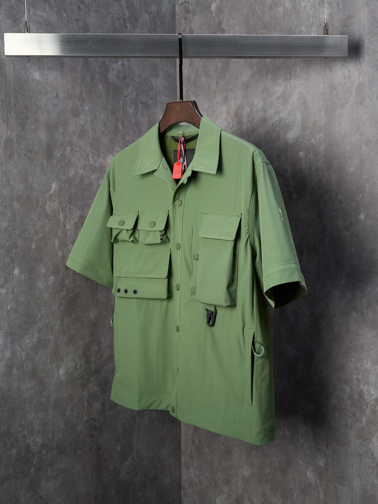 P620 Actual hanging auction】Moncler/Mask Grenoble multi-pocket detachable sleeves multi-functional outdoor jacket [Ready stock] 1 2 3 4 Functions: Detachable sleeve splicing Style can be switched at will Customized and dyed double stretch mercerized poplin Customized dyed soft mesh pongee Excellent texture Comfortable and close to the skin Dark green inspired by plant texture The color is taken from sage leaves soaked in morning dew Precision narrative of functional pocket system Balance of function and aesthetics The iconic Moncler logo appears on the sleeves and is highly recognizable. The triangular logo of the same color is hidden into the fabric texture like the imprint in the undercurrent of the deep sea. It is extremely invisible. The detachable sleeve design allows for diversified outfits. The style can be switched at will. It is chic and noble. It takes into account the balance between outdoor practicality and urban aesthetics. Leading the fashion. Using three-in-one technology, the glue is evenly coated on the surface of the substrate that needs to be combined, and then dried and solidified. Then the substrate coated with the film is laminated with the non-woven fabric, and then cooled and solidified, and then laminated with the filter non-woven fabric. The work is cumbersome and complex, time-consuming and labor-intensive. Embossing composite technology uses computer scanning to ensure that the imprint size and shape are consistent with the original. Then use special glue as an adhesive to combine and solidify to achieve complete dryness and the best bonding effect. CNC laser burning and cutting is used. Based on the high-energy characteristics of the laser, the moving path of the laser beam is precisely controlled by the laser generator to achieve precise cutting of the shape of the piece. Template machine bag opening. Preset templates guide the position, shape and size of the bag. The accuracy ensures the quality of the bag opening effect. The infrared machine is used to tack buttons. The position is more precise. Strong and loose fit.