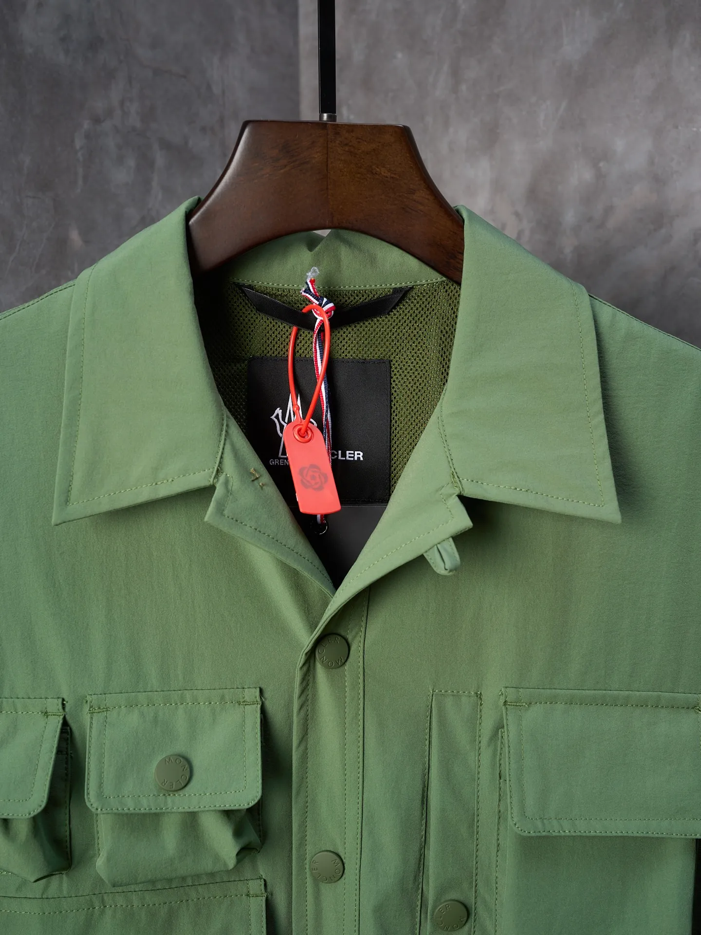 P620 Actual hanging auction】Moncler/Mask Grenoble multi-pocket detachable sleeves multi-functional outdoor jacket [Ready stock] 1 2 3 4 Functions: Detachable sleeve splicing Style can be switched at will Customized and dyed double stretch mercerized poplin Customized dyed soft mesh pongee Excellent texture Comfortable and close to the skin Dark green inspired by plant texture The color is taken from sage leaves soaked in morning dew Precision narrative of functional pocket system Balance of function and aesthetics The iconic Moncler logo appears on the sleeves and is highly recognizable. The triangular logo of the same color is hidden into the fabric texture like the imprint in the undercurrent of the deep sea. It is extremely invisible. The detachable sleeve design allows for diversified outfits. The style can be switched at will. It is chic and noble. It takes into account the balance between outdoor practicality and urban aesthetics. Leading the fashion. Using three-in-one technology, the glue is evenly coated on the surface of the substrate that needs to be combined, and then dried and solidified. Then the substrate coated with the film is laminated with the non-woven fabric, and then cooled and solidified, and then laminated with the filter non-woven fabric. The work is cumbersome and complex, time-consuming and labor-intensive. Embossing composite technology uses computer scanning to ensure that the imprint size and shape are consistent with the original. Then use special glue as an adhesive to combine and solidify to achieve complete dryness and the best bonding effect. CNC laser burning and cutting is used. Based on the high-energy characteristics of the laser, the moving path of the laser beam is precisely controlled by the laser generator to achieve precise cutting of the shape of the piece. Template machine bag opening. Preset templates guide the position, shape and size of the bag. The accuracy ensures the quality of the bag opening effect. The infrared machine is used to tack buttons. The position is more precise. Strong and loose fit.