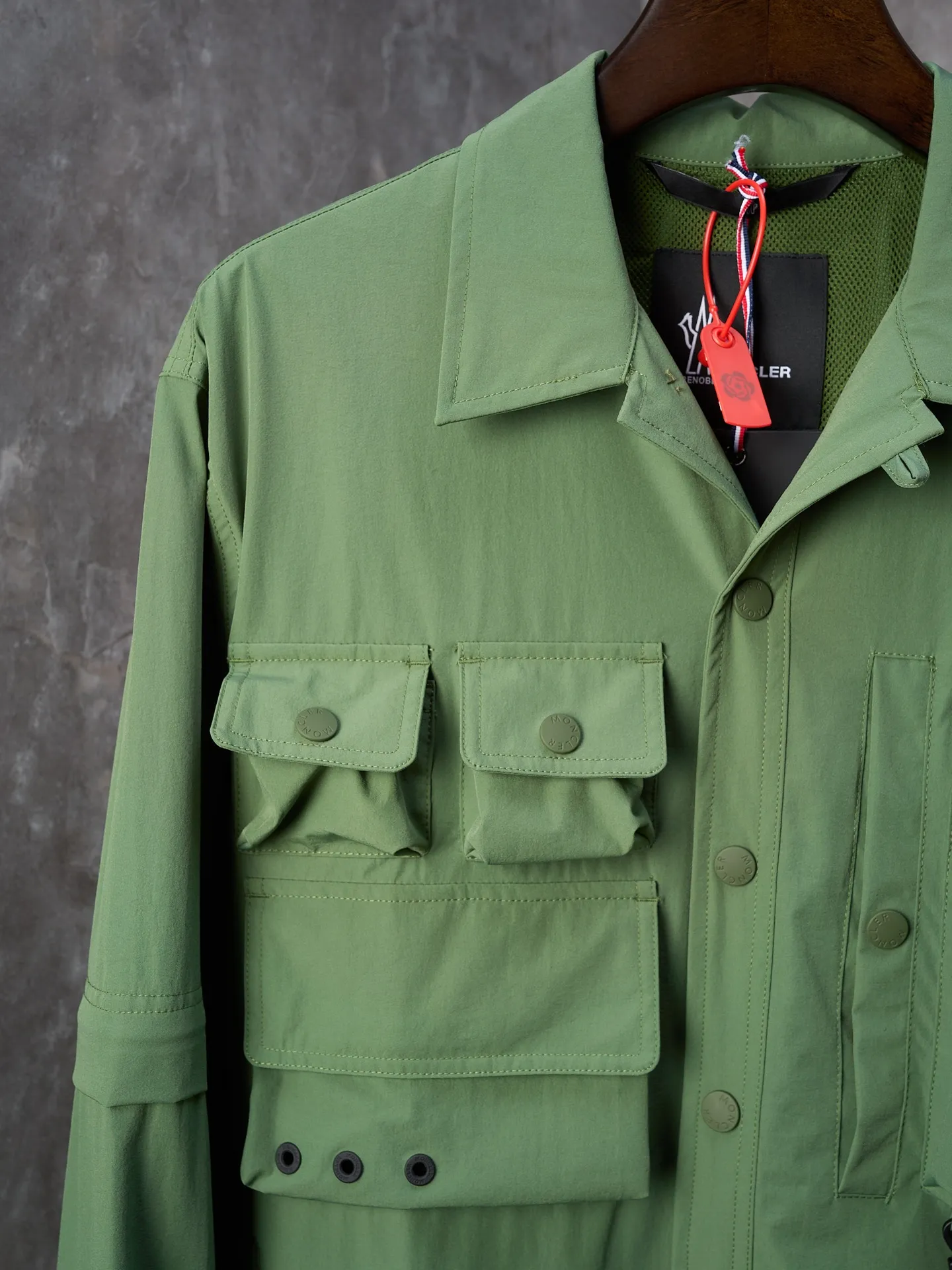 P620 Actual hanging auction】Moncler/Mask Grenoble multi-pocket detachable sleeves multi-functional outdoor jacket [Ready stock] 1 2 3 4 Functions: Detachable sleeve splicing Style can be switched at will Customized and dyed double stretch mercerized poplin Customized dyed soft mesh pongee Excellent texture Comfortable and close to the skin Dark green inspired by plant texture The color is taken from sage leaves soaked in morning dew Precision narrative of functional pocket system Balance of function and aesthetics The iconic Moncler logo appears on the sleeves and is highly recognizable. The triangular logo of the same color is hidden into the fabric texture like the imprint in the undercurrent of the deep sea. It is extremely invisible. The detachable sleeve design allows for diversified outfits. The style can be switched at will. It is chic and noble. It takes into account the balance between outdoor practicality and urban aesthetics. Leading the fashion. Using three-in-one technology, the glue is evenly coated on the surface of the substrate that needs to be combined, and then dried and solidified. Then the substrate coated with the film is laminated with the non-woven fabric, and then cooled and solidified, and then laminated with the filter non-woven fabric. The work is cumbersome and complex, time-consuming and labor-intensive. Embossing composite technology uses computer scanning to ensure that the imprint size and shape are consistent with the original. Then use special glue as an adhesive to combine and solidify to achieve complete dryness and the best bonding effect. CNC laser burning and cutting is used. Based on the high-energy characteristics of the laser, the moving path of the laser beam is precisely controlled by the laser generator to achieve precise cutting of the shape of the piece. Template machine bag opening. Preset templates guide the position, shape and size of the bag. The accuracy ensures the quality of the bag opening effect. The infrared machine is used to tack buttons. The position is more precise. Strong and loose fit.