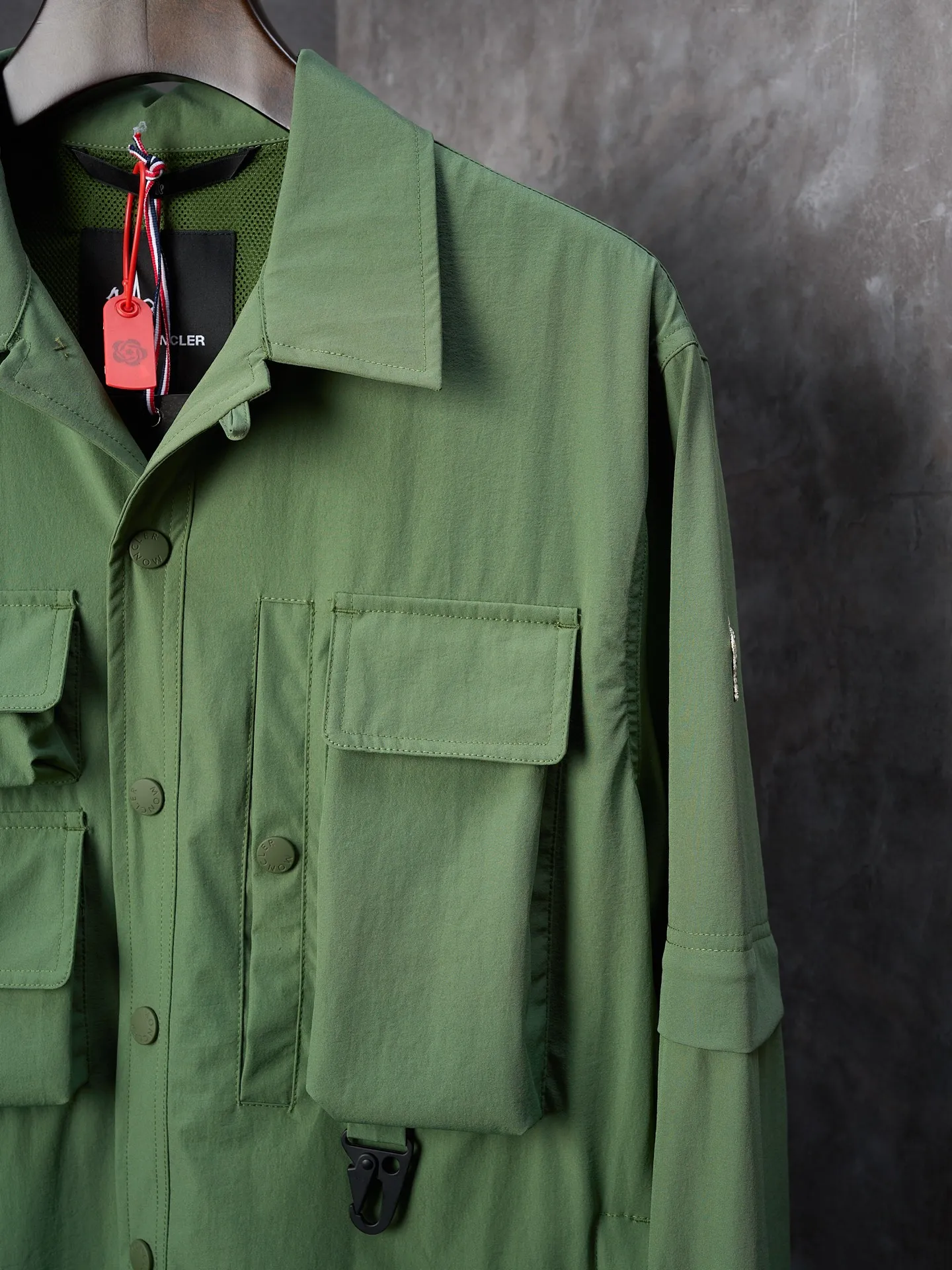 P620 Actual hanging auction】Moncler/Mask Grenoble multi-pocket detachable sleeves multi-functional outdoor jacket [Ready stock] 1 2 3 4 Functions: Detachable sleeve splicing Style can be switched at will Customized and dyed double stretch mercerized poplin Customized dyed soft mesh pongee Excellent texture Comfortable and close to the skin Dark green inspired by plant texture The color is taken from sage leaves soaked in morning dew Precision narrative of functional pocket system Balance of function and aesthetics The iconic Moncler logo appears on the sleeves and is highly recognizable. The triangular logo of the same color is hidden into the fabric texture like the imprint in the undercurrent of the deep sea. It is extremely invisible. The detachable sleeve design allows for diversified outfits. The style can be switched at will. It is chic and noble. It takes into account the balance between outdoor practicality and urban aesthetics. Leading the fashion. Using three-in-one technology, the glue is evenly coated on the surface of the substrate that needs to be combined, and then dried and solidified. Then the substrate coated with the film is laminated with the non-woven fabric, and then cooled and solidified, and then laminated with the filter non-woven fabric. The work is cumbersome and complex, time-consuming and labor-intensive. Embossing composite technology uses computer scanning to ensure that the imprint size and shape are consistent with the original. Then use special glue as an adhesive to combine and solidify to achieve complete dryness and the best bonding effect. CNC laser burning and cutting is used. Based on the high-energy characteristics of the laser, the moving path of the laser beam is precisely controlled by the laser generator to achieve precise cutting of the shape of the piece. Template machine bag opening. Preset templates guide the position, shape and size of the bag. The accuracy ensures the quality of the bag opening effect. The infrared machine is used to tack buttons. The position is more precise. Strong and loose fit.