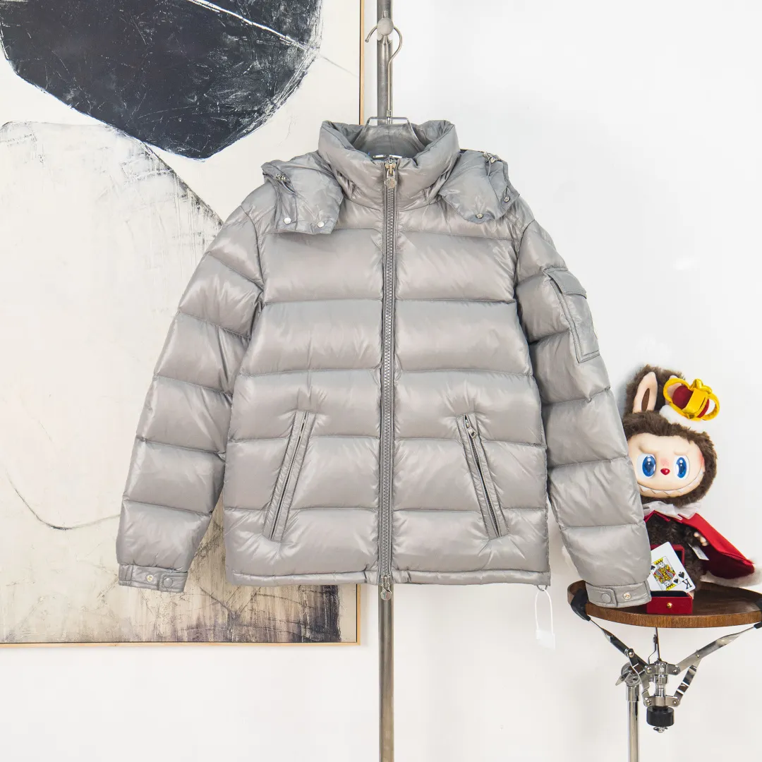 P760 💰zp version [Exclusive supply] New 24maire down ⬆️Moncler Maire women's short down jacket interprets Mayan classics Fabric: Technical nylon lacquer surface Customer-supplied fabric Highly fluffy and over-standard 90 down filling Maire down jacket is specially designed for those who like well-designed basic items. It is a classic Moncler style and a popular product. Made from iconic patented nylon, the Maire down jacket is a classic Moncler womenswear piece, with a short silhouette and timeless design. Made from patented nylon in a comfortable fit, it features a removable hood and performance details for comfort and warmth. ⚠️Made of patented nylon ���️Patented nylon lining ⚠️White goose-filled down ⚠️Detachable hood with snap buttons ⚠️Zipper closure Zippered pockets ⚠️Adjustable snap-button sleeves Color: Black White Gray Pink Size: 1 2 3 4 5 6 (6 sizes in total) Number: MM10587