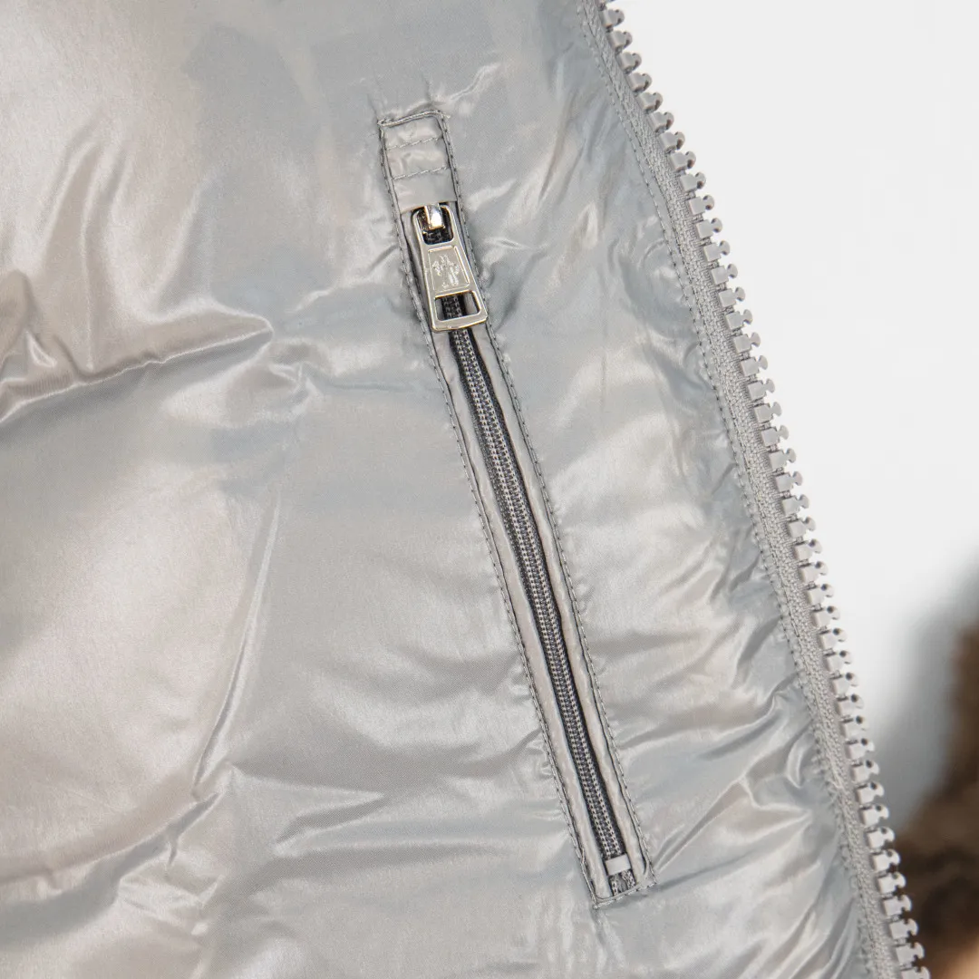 P760 💰zp version [Exclusive supply] New 24maire down ⬆️Moncler Maire women's short down jacket interprets Mayan classics Fabric: Technical nylon lacquer surface Customer-supplied fabric Highly fluffy and over-standard 90 down filling Maire down jacket is specially designed for those who like well-designed basic items. It is a classic Moncler style and a popular product. Made from iconic patented nylon, the Maire down jacket is a classic Moncler womenswear piece, with a short silhouette and timeless design. Made from patented nylon in a comfortable fit, it features a removable hood and performance details for comfort and warmth. ⚠️Made of patented nylon ���️Patented nylon lining ⚠️White goose-filled down ⚠️Detachable hood with snap buttons ⚠️Zipper closure Zippered pockets ⚠️Adjustable snap-button sleeves Color: Black White Gray Pink Size: 1 2 3 4 5 6 (6 sizes in total) Number: MM10587
