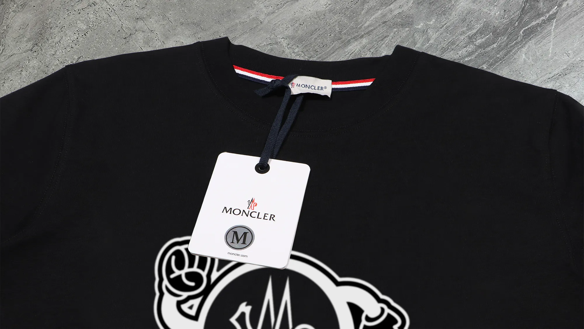 P210 High-version sweatshirt) [Long-term stock] 〖𝐌𝐎𝐍𝐂𝐋𝐄𝐑~Mask〗 Made of 440g heavy-weight fabric. It is different from the market currency. It can be matched with any variety and is properly handsome. 😎The whole dress is made of double waistcoats. The double waistcoats make the whole dress more three-dimensional. Not ordinary factories can do such fine work. 2025 Spring runway version of the T stage, on sale at the counter, round neck terry sweatshirt, high-end double-strand pure cotton, custom-made stretch ribs, dyed in the same vat, complete with three standards, matched with exquisite embroidered LOGO on the chest, simple and advanced, same style for men and women. Color: black, apricot, white, size: S M L XL 2XL