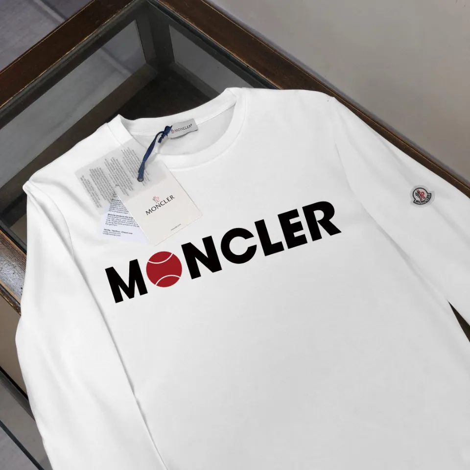 P180, a non-off-the-shelf model, you can trust it. Moncler printed long-sleeved T-shirt, 240g breathable cotton fabric, very soft and comfortable texture, does not shrink, does not deform, does not ball), can be worn alone as a base layer. Original customized accessories, collar label, care mark, hangtag, packaging (perfect details) Color: White Black Size: XS S M L