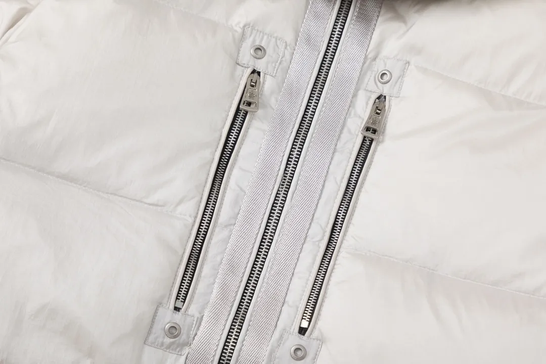 P980 Moncler | Moncler The combination of zipper and hardware looks more advanced! A simple design allows you not to be afraid of the cold in winter! Filled with white down for warmth and care! The two-way zipper fly can adjust the shape of the clothing and lock in the temperature!  The imported fabrics are supplied by customers, are windproof and snowproof, have a first-class feel, full texture, and no velvet leakage! The inside is full of down, international standard 90% white duck down ➕ 10% white duck feathers! High fluffiness and great warmth retention properties! Simple silhouettes and cuts can be styled in any style! How to tell whether a piece of down has high down content? Open the inside and press the convex part of the down, and it will rebound slowly! Please pay attention to the distinction. The ingredients of many washed wheat products on the market are different from the real thing! Our family guarantees that not a single ingredient is missing!  Outer layer material: customized m fabric material provided by customers! High density! Not only is it breathable and comfortable to wear! It also has good anti-low temperature, anti-static and anti-wrinkle effects! Specially designed ultra-durable fabric to keep you warm and dry even in extreme environmental climates!  It can bring you the best warmth in late autumn, with pure British blood! Bring an extraordinary experience! A down vest can bring you plenty of warmth in autumn and winter when the temperature changes suddenly!  If you come across such a beautiful model, hurry up and grab it. Exclusive stock, exclusive resource gifts, super recommended! Needless to say, it’s a good thing. It would be a pity to miss it. I look forward to your fans’ perfect performance!  Product Color: Black Silver Gray Size: 1 2 3 4 5