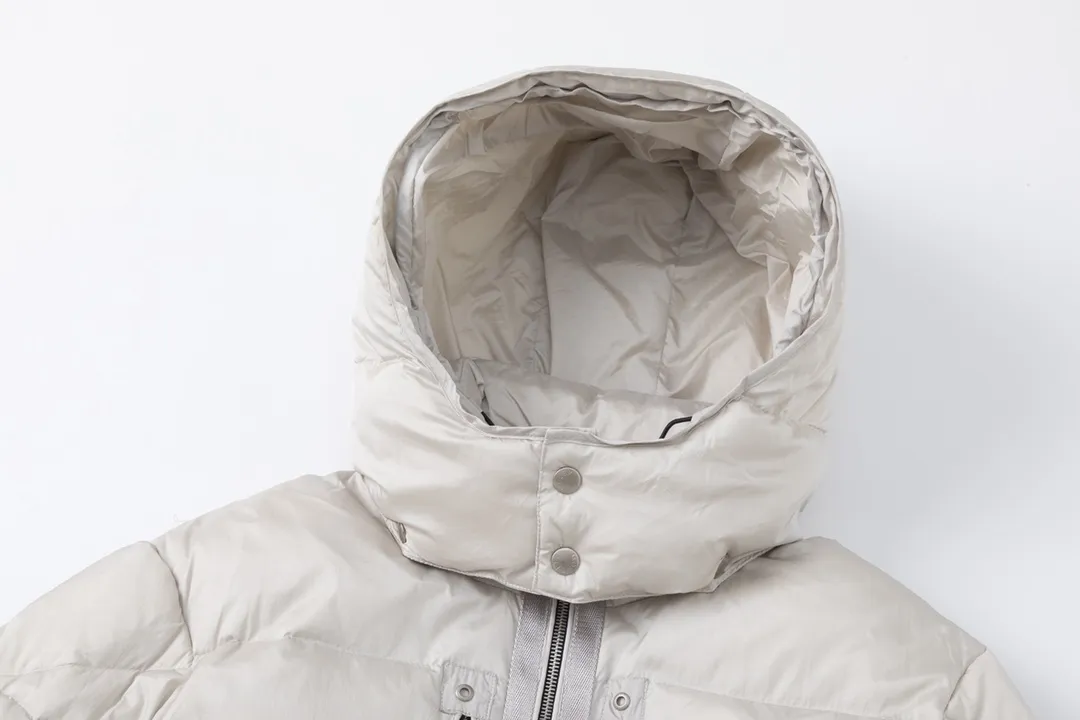 P980 Moncler | Moncler The combination of zipper and hardware looks more advanced! A simple design allows you not to be afraid of the cold in winter! Filled with white down for warmth and care! The two-way zipper fly can adjust the shape of the clothing and lock in the temperature!  The imported fabrics are supplied by customers, are windproof and snowproof, have a first-class feel, full texture, and no velvet leakage! The inside is full of down, international standard 90% white duck down ➕ 10% white duck feathers! High fluffiness and great warmth retention properties! Simple silhouettes and cuts can be styled in any style! How to tell whether a piece of down has high down content? Open the inside and press the convex part of the down, and it will rebound slowly! Please pay attention to the distinction. The ingredients of many washed wheat products on the market are different from the real thing! Our family guarantees that not a single ingredient is missing!  Outer layer material: customized m fabric material provided by customers! High density! Not only is it breathable and comfortable to wear! It also has good anti-low temperature, anti-static and anti-wrinkle effects! Specially designed ultra-durable fabric to keep you warm and dry even in extreme environmental climates!  It can bring you the best warmth in late autumn, with pure British blood! Bring an extraordinary experience! A down vest can bring you plenty of warmth in autumn and winter when the temperature changes suddenly!  If you come across such a beautiful model, hurry up and grab it. Exclusive stock, exclusive resource gifts, super recommended! Needless to say, it’s a good thing. It would be a pity to miss it. I look forward to your fans’ perfect performance!  Product Color: Black Silver Gray Size: 1 2 3 4 5