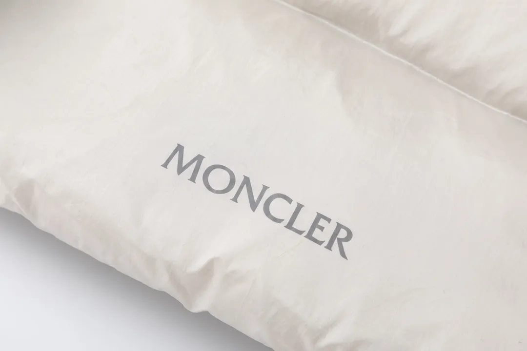 P980 Moncler | Moncler The combination of zipper and hardware looks more advanced! A simple design allows you not to be afraid of the cold in winter! Filled with white down for warmth and care! The two-way zipper fly can adjust the shape of the clothing and lock in the temperature!  The imported fabrics are supplied by customers, are windproof and snowproof, have a first-class feel, full texture, and no velvet leakage! The inside is full of down, international standard 90% white duck down ➕ 10% white duck feathers! High fluffiness and great warmth retention properties! Simple silhouettes and cuts can be styled in any style! How to tell whether a piece of down has high down content? Open the inside and press the convex part of the down, and it will rebound slowly! Please pay attention to the distinction. The ingredients of many washed wheat products on the market are different from the real thing! Our family guarantees that not a single ingredient is missing!  Outer layer material: customized m fabric material provided by customers! High density! Not only is it breathable and comfortable to wear! It also has good anti-low temperature, anti-static and anti-wrinkle effects! Specially designed ultra-durable fabric to keep you warm and dry even in extreme environmental climates!  It can bring you the best warmth in late autumn, with pure British blood! Bring an extraordinary experience! A down vest can bring you plenty of warmth in autumn and winter when the temperature changes suddenly!  If you come across such a beautiful model, hurry up and grab it. Exclusive stock, exclusive resource gifts, super recommended! Needless to say, it’s a good thing. It would be a pity to miss it. I look forward to your fans’ perfect performance!  Product Color: Black Silver Gray Size: 1 2 3 4 5