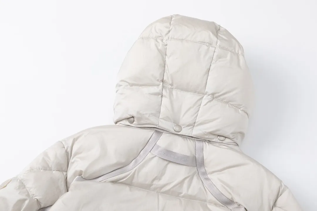 P980 Moncler | Moncler The combination of zipper and hardware looks more advanced! A simple design allows you not to be afraid of the cold in winter! Filled with white down for warmth and care! The two-way zipper fly can adjust the shape of the clothing and lock in the temperature!  The imported fabrics are supplied by customers, are windproof and snowproof, have a first-class feel, full texture, and no velvet leakage! The inside is full of down, international standard 90% white duck down ➕ 10% white duck feathers! High fluffiness and great warmth retention properties! Simple silhouettes and cuts can be styled in any style! How to tell whether a piece of down has high down content? Open the inside and press the convex part of the down, and it will rebound slowly! Please pay attention to the distinction. The ingredients of many washed wheat products on the market are different from the real thing! Our family guarantees that not a single ingredient is missing!  Outer layer material: customized m fabric material provided by customers! High density! Not only is it breathable and comfortable to wear! It also has good anti-low temperature, anti-static and anti-wrinkle effects! Specially designed ultra-durable fabric to keep you warm and dry even in extreme environmental climates!  It can bring you the best warmth in late autumn, with pure British blood! Bring an extraordinary experience! A down vest can bring you plenty of warmth in autumn and winter when the temperature changes suddenly!  If you come across such a beautiful model, hurry up and grab it. Exclusive stock, exclusive resource gifts, super recommended! Needless to say, it’s a good thing. It would be a pity to miss it. I look forward to your fans’ perfect performance!  Product Color: Black Silver Gray Size: 1 2 3 4 5
