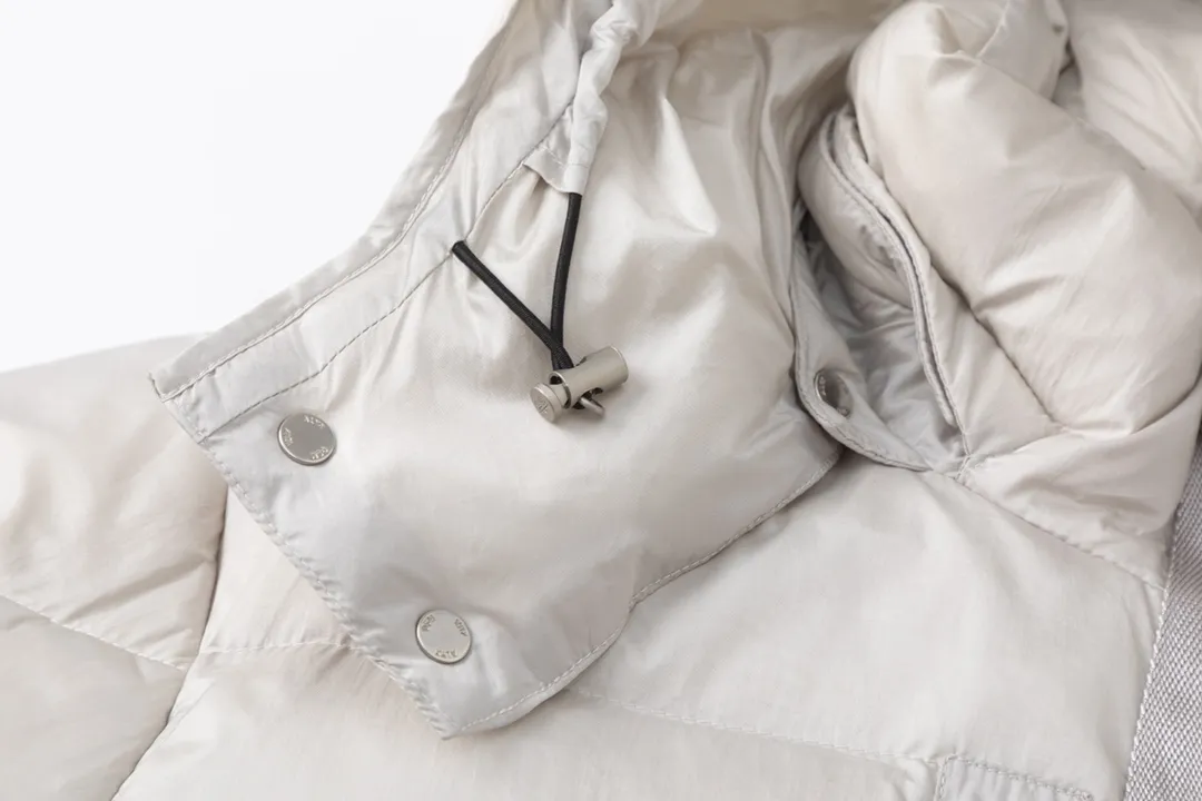 P980 Moncler | Moncler The combination of zipper and hardware looks more advanced! A simple design allows you not to be afraid of the cold in winter! Filled with white down for warmth and care! The two-way zipper fly can adjust the shape of the clothing and lock in the temperature!  The imported fabrics are supplied by customers, are windproof and snowproof, have a first-class feel, full texture, and no velvet leakage! The inside is full of down, international standard 90% white duck down ➕ 10% white duck feathers! High fluffiness and great warmth retention properties! Simple silhouettes and cuts can be styled in any style! How to tell whether a piece of down has high down content? Open the inside and press the convex part of the down, and it will rebound slowly! Please pay attention to the distinction. The ingredients of many washed wheat products on the market are different from the real thing! Our family guarantees that not a single ingredient is missing!  Outer layer material: customized m fabric material provided by customers! High density! Not only is it breathable and comfortable to wear! It also has good anti-low temperature, anti-static and anti-wrinkle effects! Specially designed ultra-durable fabric to keep you warm and dry even in extreme environmental climates!  It can bring you the best warmth in late autumn, with pure British blood! Bring an extraordinary experience! A down vest can bring you plenty of warmth in autumn and winter when the temperature changes suddenly!  If you come across such a beautiful model, hurry up and grab it. Exclusive stock, exclusive resource gifts, super recommended! Needless to say, it’s a good thing. It would be a pity to miss it. I look forward to your fans’ perfect performance!  Product Color: Black Silver Gray Size: 1 2 3 4 5