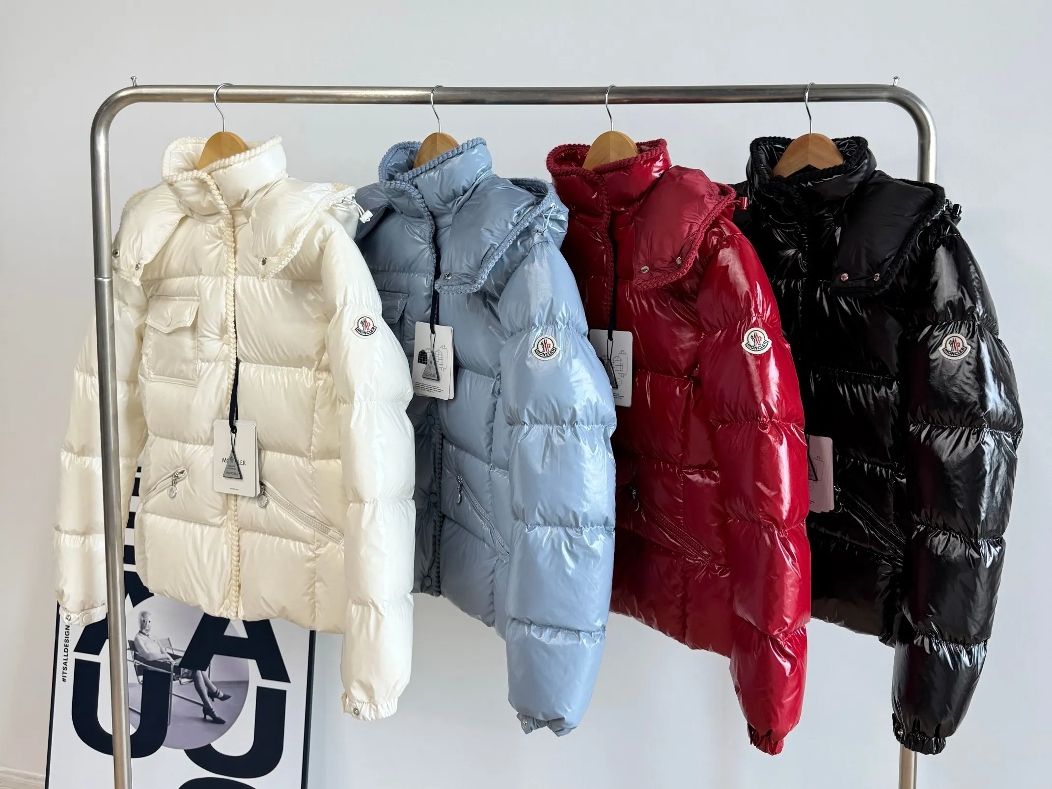 P880 Moncler/Moncler 25 new oil wax leather waisted GLAREIN hooded long-sleeved down jacket for women. Oil wax leather coated new fabric, slim design style, warm and slimming, 90% goose down filling, molded custom hardware. Color: red, white, blue, black Code number: 1234