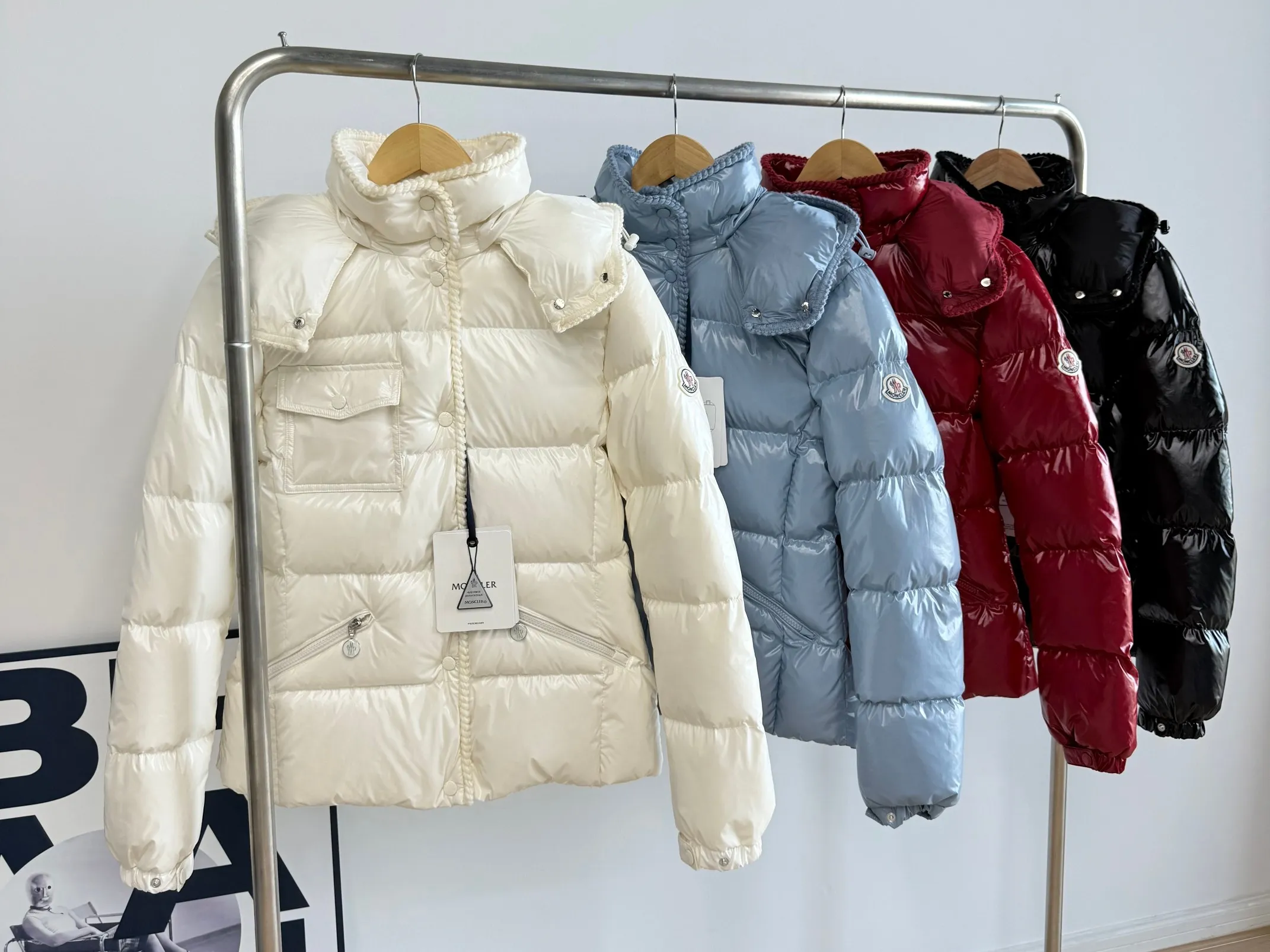 P880 Moncler/Moncler 25 new oil wax leather waisted GLAREIN hooded long-sleeved down jacket for women. Oil wax leather coated new fabric, slim design style, warm and slimming, 90% goose down filling, molded custom hardware. Color: red, white, blue, black Code number: 1234