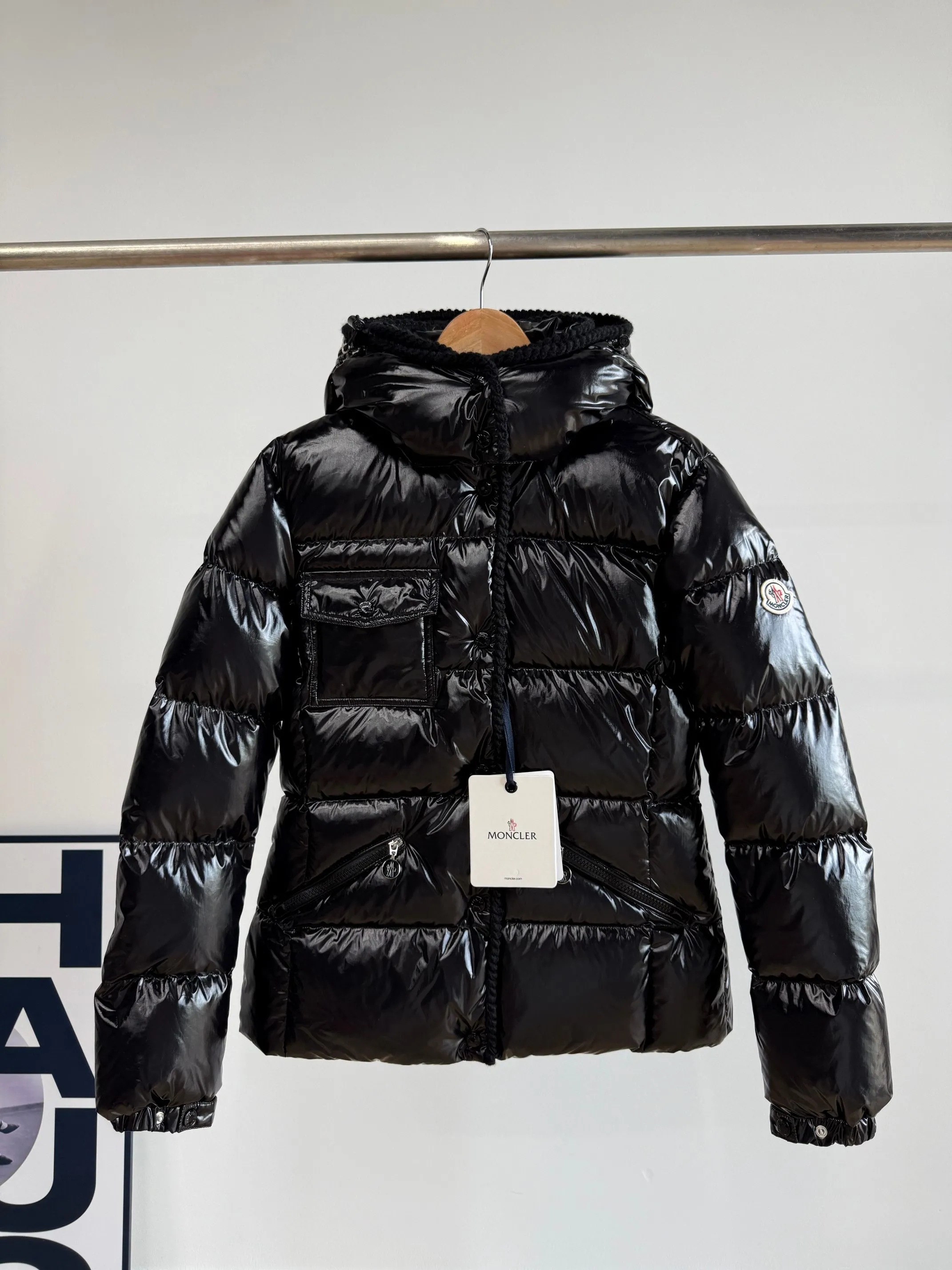 P880 Moncler/Moncler 25 new oil wax leather waisted GLAREIN hooded long-sleeved down jacket for women. Oil wax leather coated new fabric, slim design style, warm and slimming, 90% goose down filling, molded custom hardware. Color: red, white, blue, black Code number: 1234