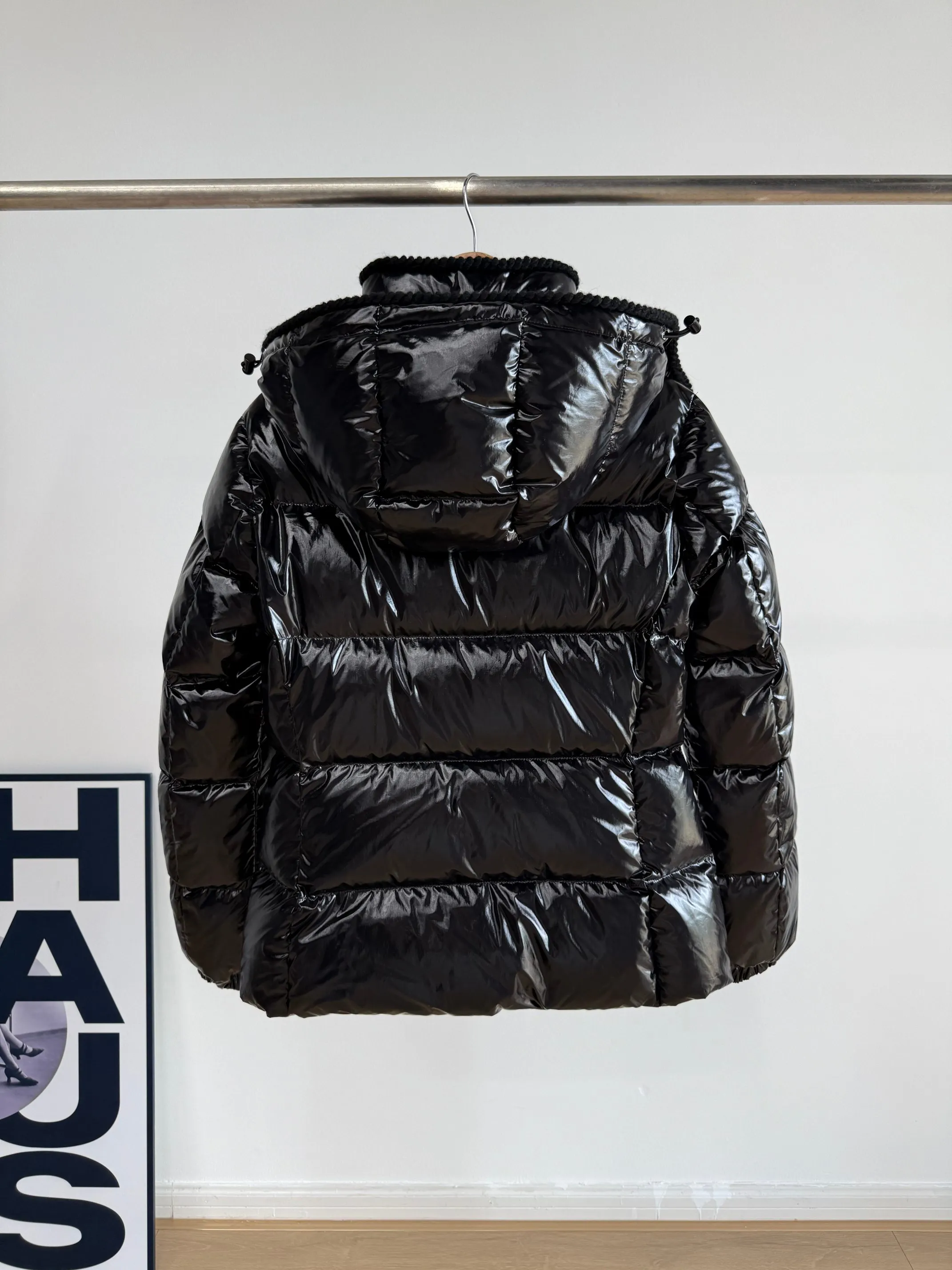 P880 Moncler/Moncler 25 new oil wax leather waisted GLAREIN hooded long-sleeved down jacket for women. Oil wax leather coated new fabric, slim design style, warm and slimming, 90% goose down filling, molded custom hardware. Color: red, white, blue, black Code number: 1234