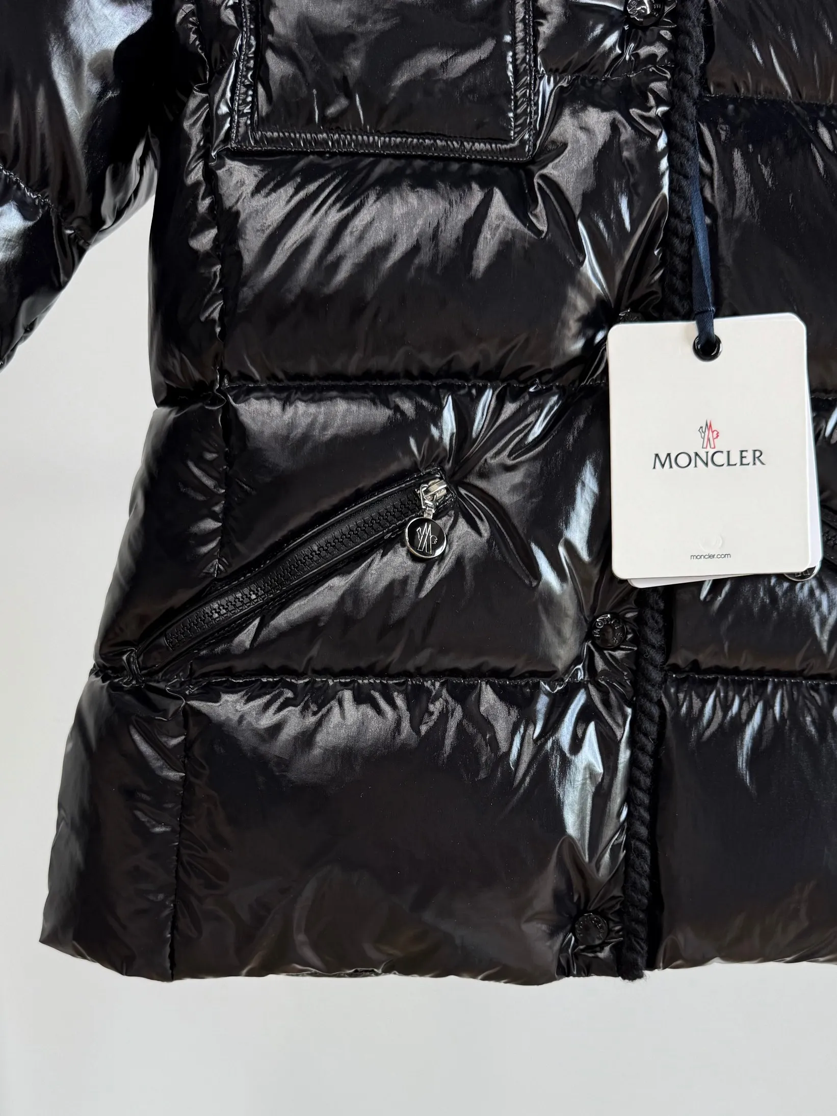 P880 Moncler/Moncler 25 new oil wax leather waisted GLAREIN hooded long-sleeved down jacket for women. Oil wax leather coated new fabric, slim design style, warm and slimming, 90% goose down filling, molded custom hardware. Color: red, white, blue, black Code number: 1234