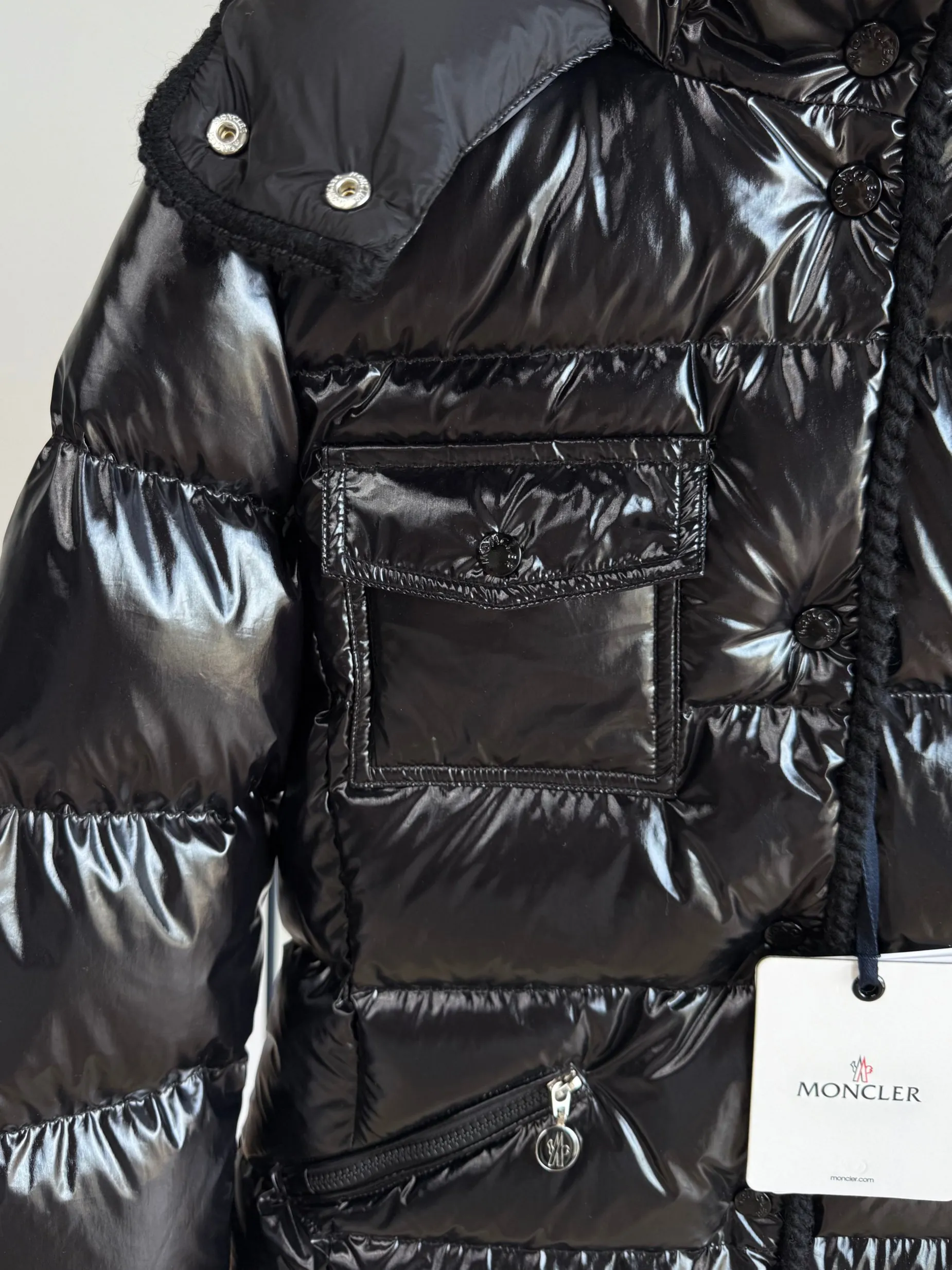 P880 Moncler/Moncler 25 new oil wax leather waisted GLAREIN hooded long-sleeved down jacket for women. Oil wax leather coated new fabric, slim design style, warm and slimming, 90% goose down filling, molded custom hardware. Color: red, white, blue, black Code number: 1234