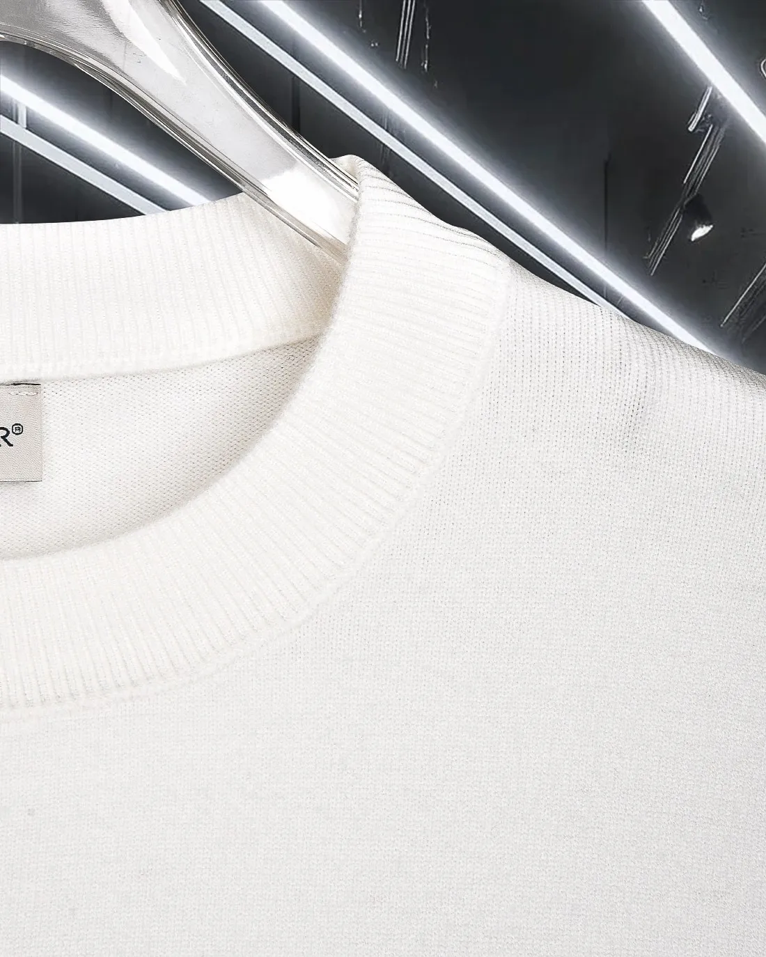 P230 MONCLER/Muzzled 2025Fw Classic chest badge logo letter logo Simple casual pullover sweater Imported wool blended fabric Upgraded, inspired by the 1980s retro Original fabric Official same style Round neck Long sleeve Suit Customized mesh sweater knitted fabric Very comfortable feel The latest brick cabinet synchronization in spring and summer Fashionable and individual Super versatile and good-looking style Very suitable for both men and women A must-have style Tag Collar tag Washed wheat Complete with three standards Color: Black. White. Gray. Size: M-3XL