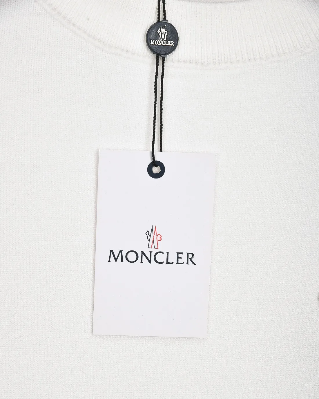 P230 MONCLER/Muzzled 2025Fw Classic chest badge logo letter logo Simple casual pullover sweater Imported wool blended fabric Upgraded, inspired by the 1980s retro Original fabric Official same style Round neck Long sleeve Suit Customized mesh sweater knitted fabric Very comfortable feel The latest brick cabinet synchronization in spring and summer Fashionable and individual Super versatile and good-looking style Very suitable for both men and women A must-have style Tag Collar tag Washed wheat Complete with three standards Color: Black. White. Gray. Size: M-3XL
