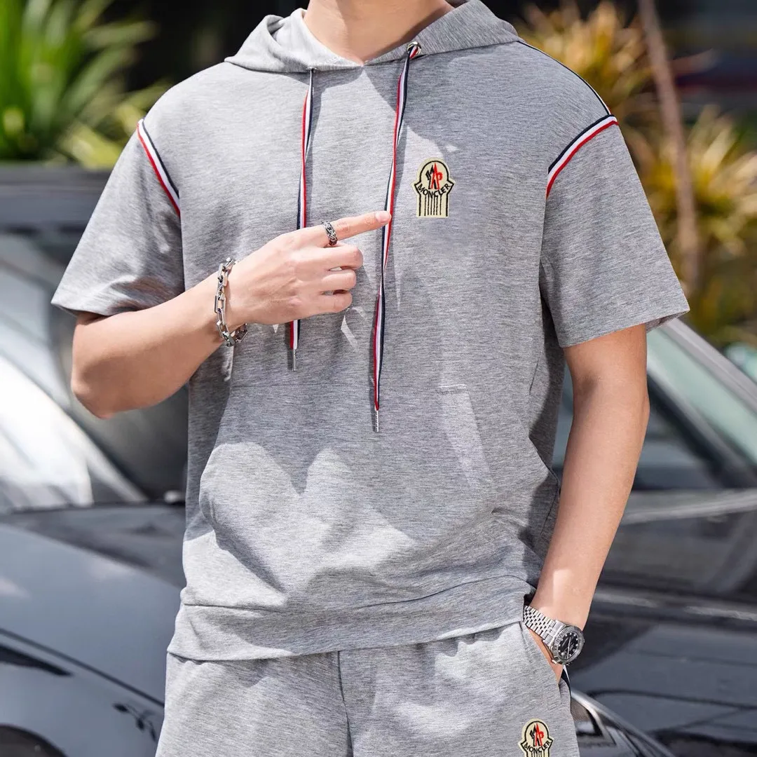 P560 Brand [MONCLER Mouth Covered] 2025 round neck short-sleeved shorts suit. The pure cotton fabric upper body will not be stuffy, the smooth and comfortable skin-friendly effect is more breathable, the fabric has its own texture, classic logo technology, a new interpretation from a unique angle, the first choice for fashion and versatility! Size: M-3XL (maximum wear: 190 pounds)
