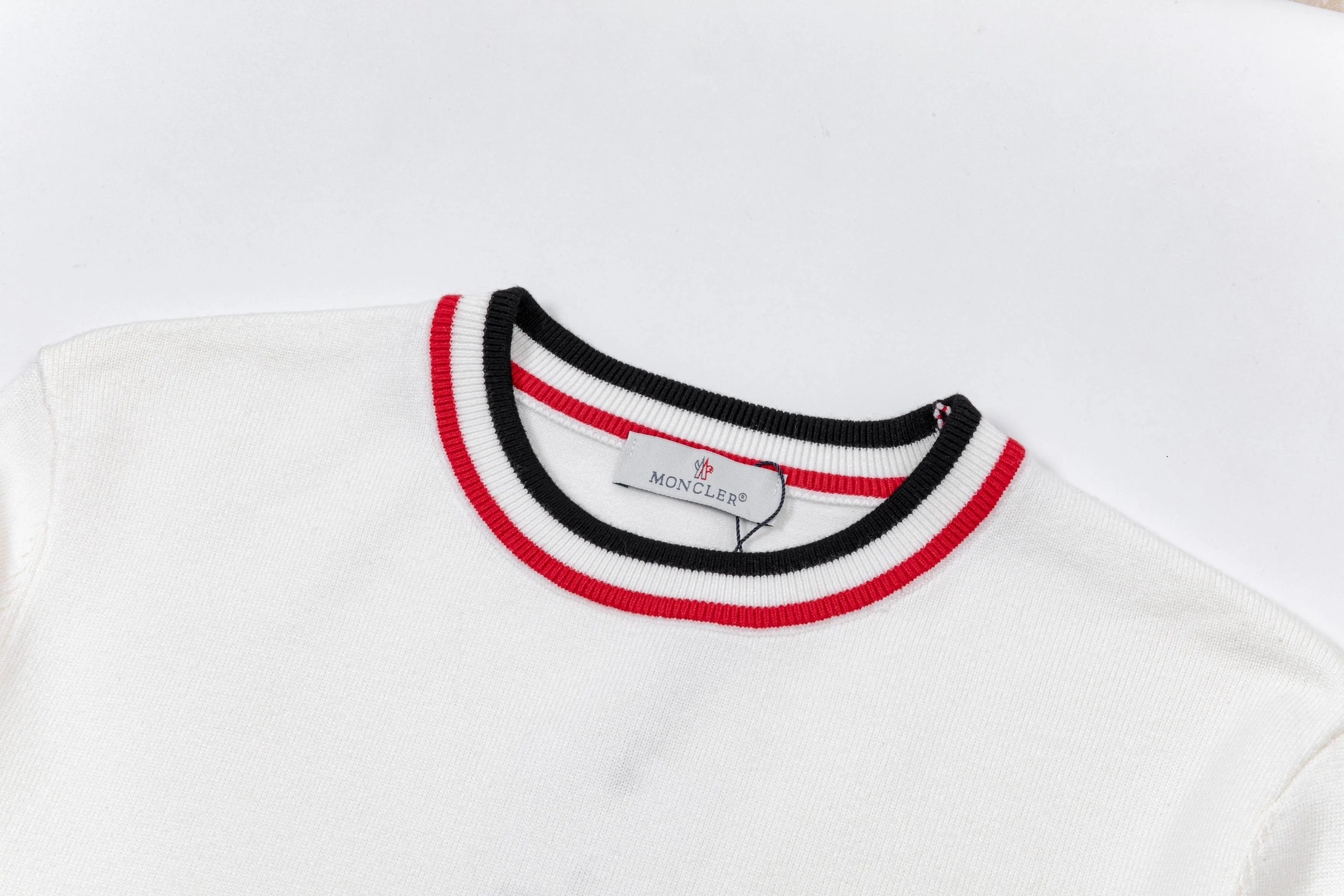 P300 MONCLER muzzle 25ss new round neck sweater. Original fabric. Made of customized natural medium-thick imported wool yarn. It feels very comfortable and smooth. The version is quite wide and stylish. Produced by a first-line brand factory. Woven by imported machines. It is very soft and skin-friendly to wear. It will not deform after long-term wear. The latest autumn and winter style. Fashionable and personalized. Super versatile and good-looking. Very suitable for both men and women. A must-have for everyone. Color: white blue black Size: M-3XL