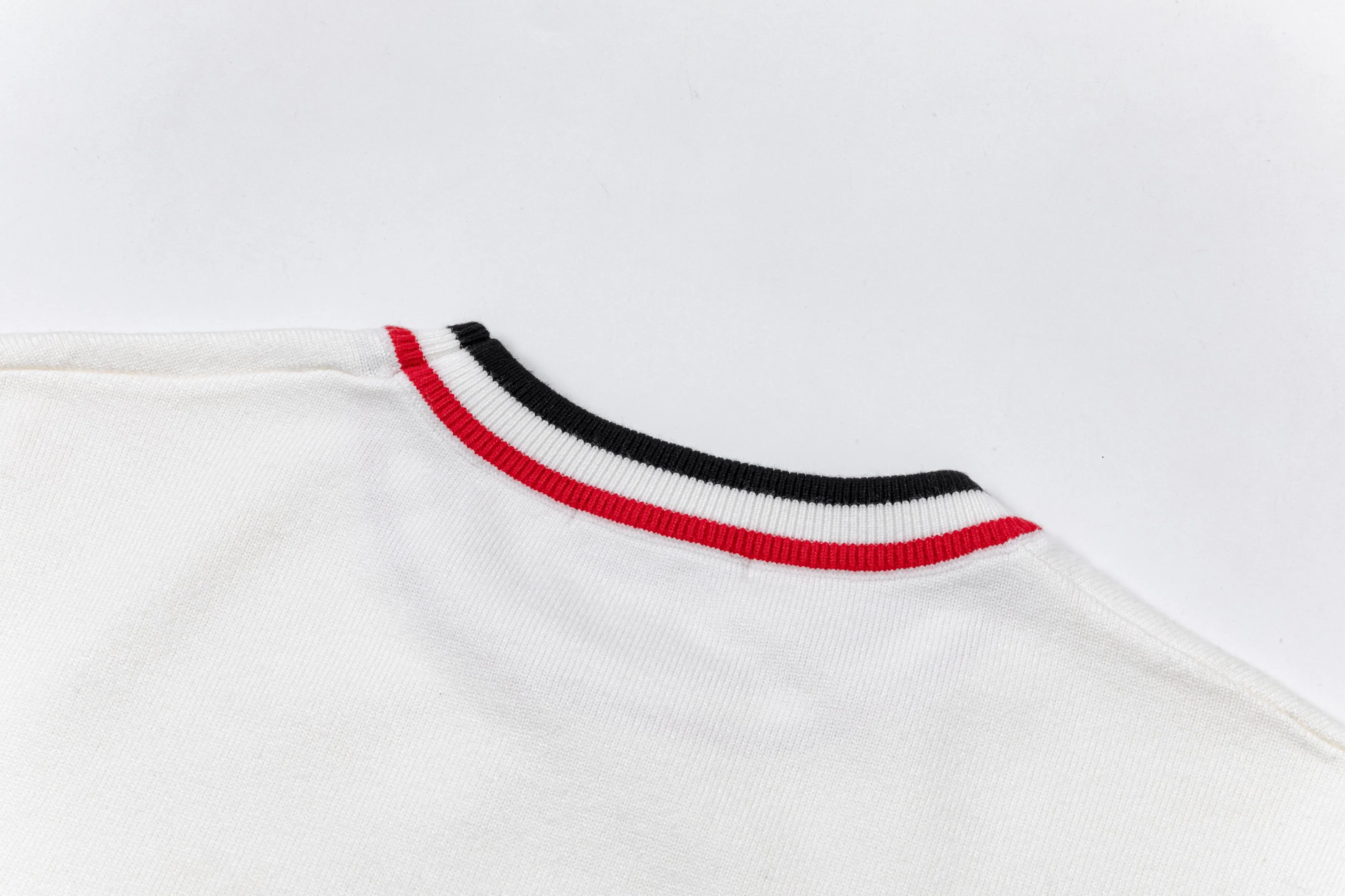 P300 MONCLER muzzle 25ss new round neck sweater. Original fabric. Made of customized natural medium-thick imported wool yarn. It feels very comfortable and smooth. The version is quite wide and stylish. Produced by a first-line brand factory. Woven by imported machines. It is very soft and skin-friendly to wear. It will not deform after long-term wear. The latest autumn and winter style. Fashionable and personalized. Super versatile and good-looking. Very suitable for both men and women. A must-have for everyone. Color: white blue black Size: M-3XL