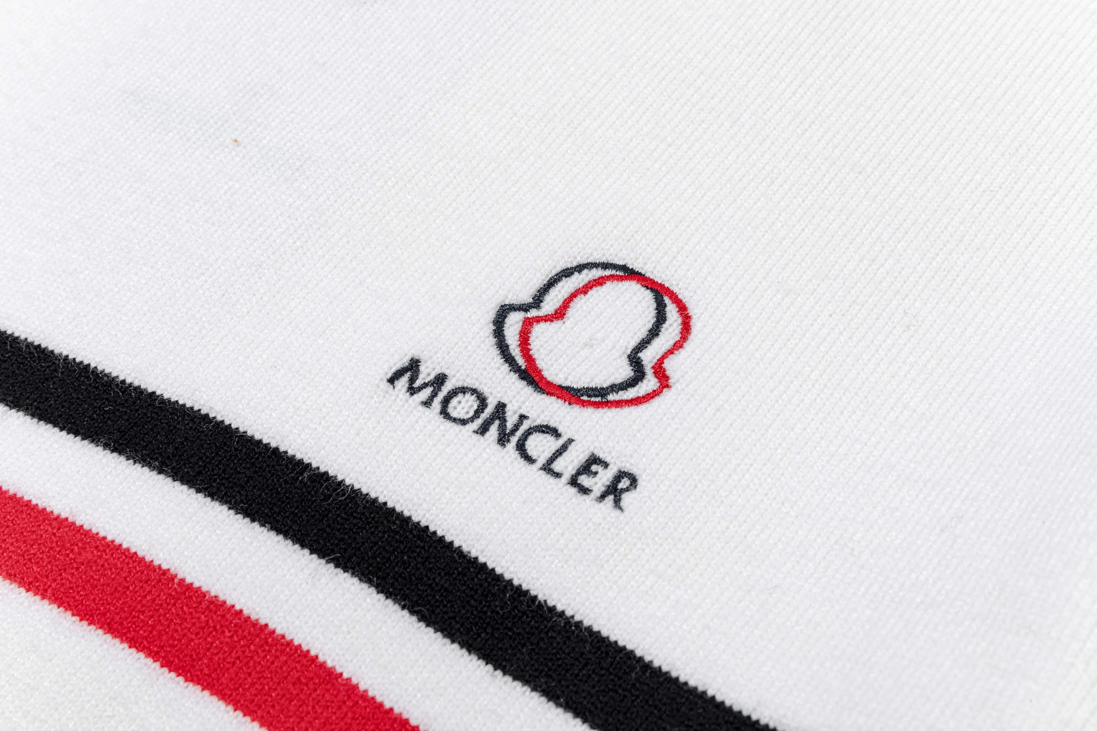 P300 MONCLER muzzle 25ss new round neck sweater. Original fabric. Made of customized natural medium-thick imported wool yarn. It feels very comfortable and smooth. The version is quite wide and stylish. Produced by a first-line brand factory. Woven by imported machines. It is very soft and skin-friendly to wear. It will not deform after long-term wear. The latest autumn and winter style. Fashionable and personalized. Super versatile and good-looking. Very suitable for both men and women. A must-have for everyone. Color: white blue black Size: M-3XL